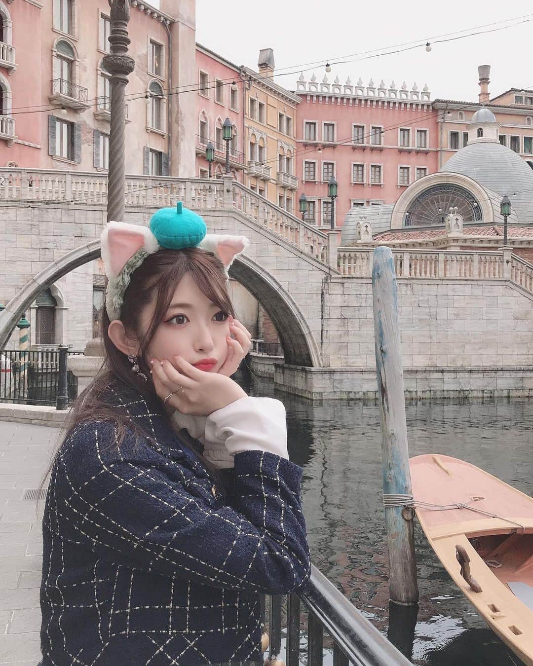れみぱんのインスタグラム：「🐱🌋 : : #tokyodisneyresort #tokyodisneysea #disneyland #disneysea #disney #travel #japan #東京ディズニーシー #ディズニーシー #ディズニー #ツイードジャケット #ツイードセットアップ #ジェラトーニコーデ #ジェラトーニ #ディズニーカチューシャ」