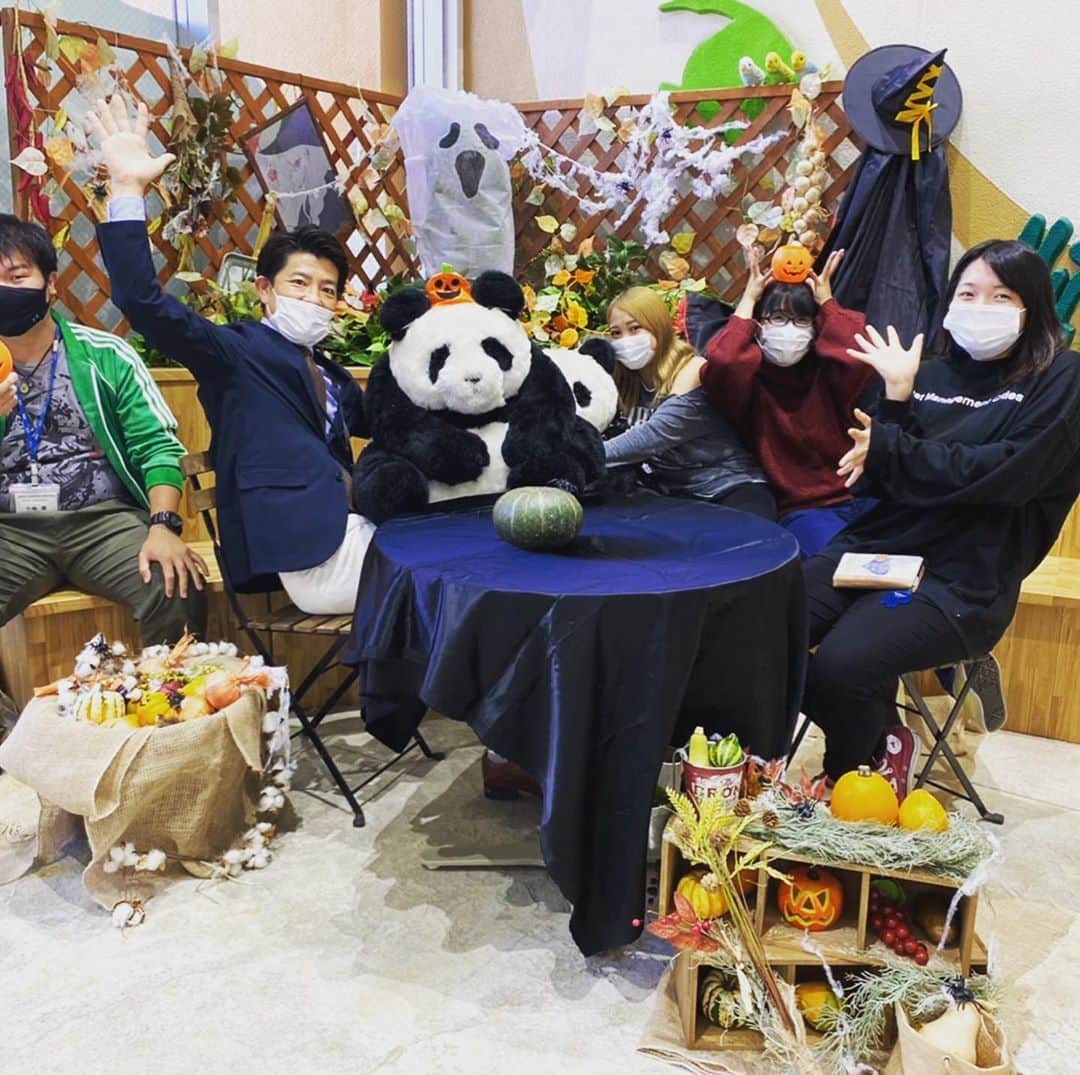 【公式】福岡ECO動物海洋専門学校のインスタグラム：「学生の皆さんこんにちは！ 学友会執行部です👧🏻 明日はいよいよハロウィンイベントですね👻 急遽、ハロウィン抽選会を行います！ 8:50~9:10と12:40~13:10に執行部を探してお菓子と抽選券をGETしてね！ 後日当たった人はお知らせします🥳 抽選券は無くさないように大事に取っておいてくださいね！ 明日は皆さん楽しみましょ〜🎃 皆さんの仮装楽しみにしてます💗💗  #福岡ECO #ハロウィン #トリックオアトリート」