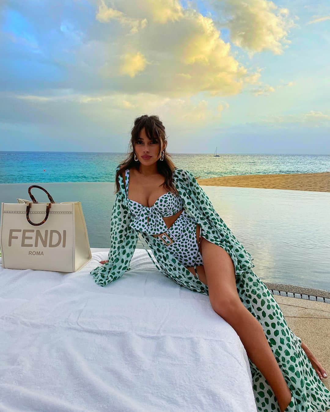 オリビア・カルポさんのインスタグラム写真 - (オリビア・カルポInstagram)「Welcome to Cabo!!! ❤️😭🌴@wapedregal   ——  #Sponsored #LiveUnforgettable #WAPedregal」10月29日 8時54分 - oliviaculpo