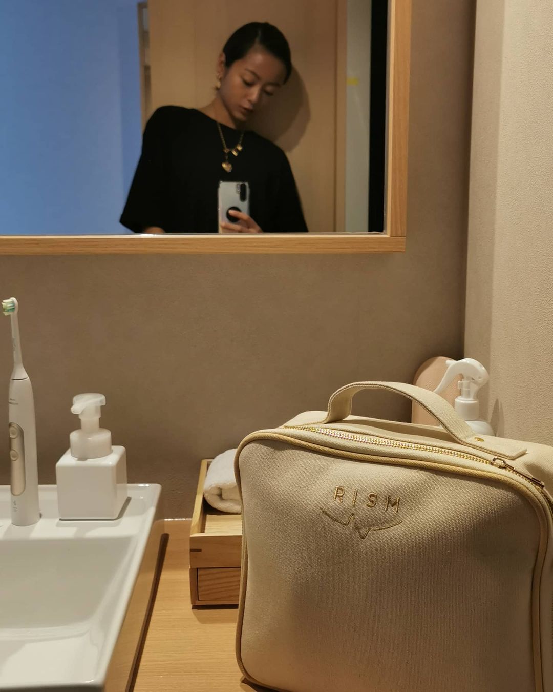 脇田恵子のインスタグラム：「旅のお供に @rism_official_ 💁🏽💕 このシートマスクとハリフトローラーと美容液の入ってるバッグに 他のスキンケアやお風呂グッツも入れて何処でもいける🤤❤️」