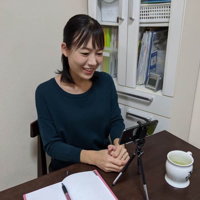 女子アナ47のインスタグラム：「熊本県出身のフリーアナウンサー山城優子です。 先日、熊本県主催の地球温暖化について考えるオンラインイベントに参加しました。普段はマイバッグを持ち歩くくらいしかできていませんが、環境について考えるいい機会となりました。 熊本県の営業部長くまモンも参加していましたよ！  詳しくはプロフィール欄にあるURLから47発信プロジェクトをご覧ください！  #女子アナ47 #女子アナ発信プロジェクト#アナウンサー　#フリーアナウンサー　#女子アナ　#地方創生　#リポータ　#ブログ　#47都道府県　#地方創生アナウンサー　#地域活性化 #町おこし#熊本 #熊本県 #環境#地球温暖化#CO削減　#くまもとCO2ゼロ　#CO2 #オンラインイベント #くまモン」