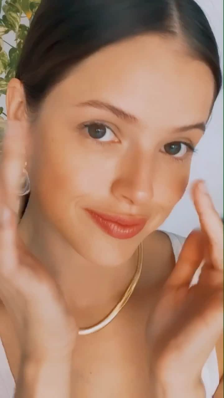 アガサ・モレイラのインスタグラム：「Trago boas notícias! :) L’Oréal Paris acaba de lançar o Revitalift Hialurônico Sérum Preenchedor. Ele é um super concentrado com um poder incrível e super seguro. Não mancha a pele, não é sensível ao sol e é para todos as idades e tipos de pele. Eu já estou apaixonada e tenho certeza que vc tbm vai amar! @lorealparis #ad」