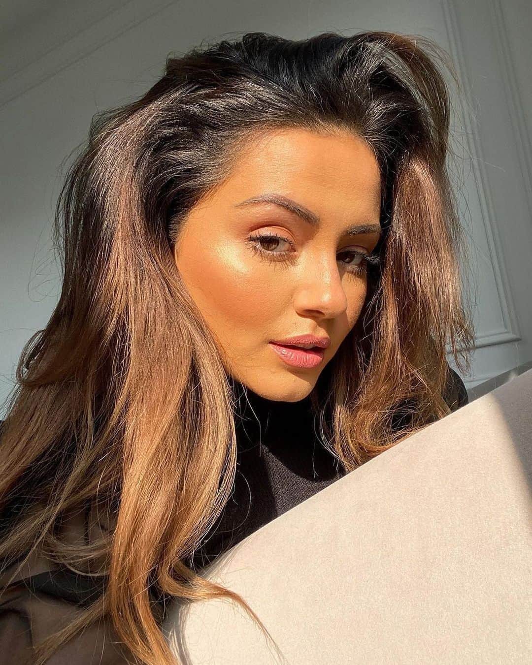 BECCAさんのインスタグラム写真 - (BECCAInstagram)「When the lighting is right, but your makeup is even better. ☀️ @Kaushal creates this natural glam look with a full face of her BECCA favorites, including:  🌱 Skin Love Glow Shield Prime + Set Mist  💧 Aqua Luminous Perfecting Foundation  💡 Backlight Priming Filter  ☁️ Ultimate Coverage Longwear Concealer  ❄️ Hydra-Mist Set + Refresh Powder  🌸 Luminous Blush in shade Tigerlily  ✨ Shimmering Skin Perfector Pressed Highlighter in shade Champagne Pop  💫 Light Gleam™ Primer & Topper Liquid Eyeshadow in shade Lunar  💄 Ultimate Lipstick Love in shade Petal」10月29日 9時03分 - beccacosmetics