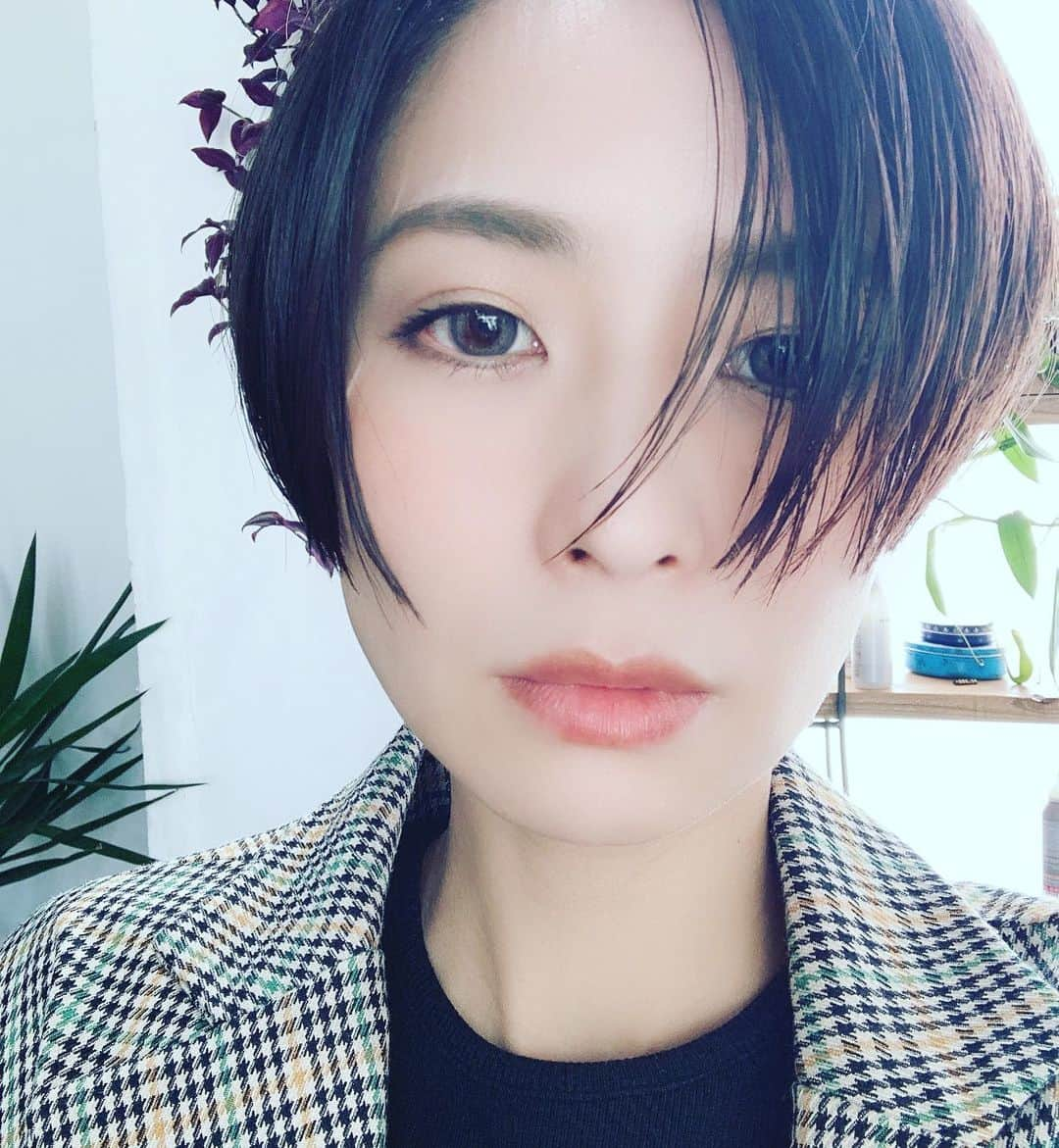 真崎ゆかのインスタグラム：「おはようございます☀ ・ いよいよ本日初日となりました。 大変ありがたいことに、31日(土)13時は完売となりました。 ご予約くださった皆様、ありがとうございます🙏✨ 今回ご予約を断念された方もいらっしゃると思いますが、来られずとも日々応援してくださる皆様にも心から感謝申し上げます。 舞台ができる喜びを噛み締め本番に挑みます！ ・ #PUNKBANK #LifeOn Mars? #マグカルシアター #神奈川県立青少年センタースタジオHIKARI #舞台 #演劇 #ミュージカル #ダンス #オリジナル楽曲盛り沢山 #いよいよ初日 #感謝ばかり」