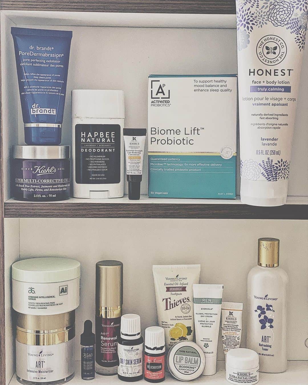 アレクサ・ヴェガのインスタグラム：「My travel essentials. I love trying new things and switching things up... But some of these products I’ve been using for years and just can’t get enough of!」