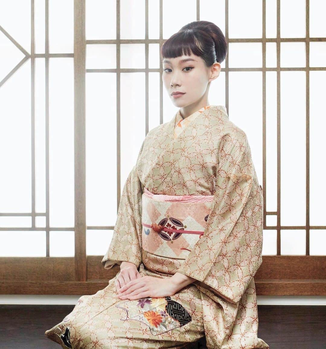 マドモアゼル・ユリアのインスタグラム：「VOGUEのお着物の連載が最新回がUPされました！👘❤️ 今回は「袷のお着物」についてのお話です☺️ 今回着ている着物は、先日のワークショップでエリが着ていた着物に、アミちゃんに着用してもらった帯を合わせました👘 帯もお着物も、組み合わせが違うと雰囲気が全部変わりますよね。楽しい😌 そして実は先日のワークショップに、連載を一緒に担当してくださっている栗山さんも参加されたんです！！😆 栗山さんがどんなお着物を着たかは、次回の連載で詳しくお伝えします！👘❤️ プロフィールからご覧いただけます✨ @voguejapan @itoikuriyama  #VOGUE #voguejapan #アンティーク着物 #着物 #kimono #袷」