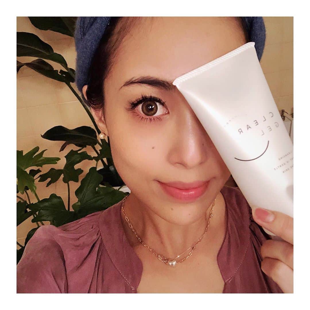 RisaWisteriaのインスタグラム：「. 久々に下まつげもエクステつけてもらった💛 . 毎回綺麗な神まつ毛をありがとう✨ @meg.almo.eyelash  . そしていつもおめぐのところで買うこのクレンジング をしばらくきらしてたら肌が荒れてたけど、戻した瞬間お肌戻ってきた✨よく考えたらもぅ2年は使い続けてるんだね😳 色々使ってきたけどこんなに続けてるクレンジングこれだけだ🙏 . まつ毛も長持ちだしね。 . スーパー美肌の @aikosenseidayo も使ってるってインスタで見たよ🤣👏 . #almo#eyelashextensions#skincare#skin#PRじゃないよ」