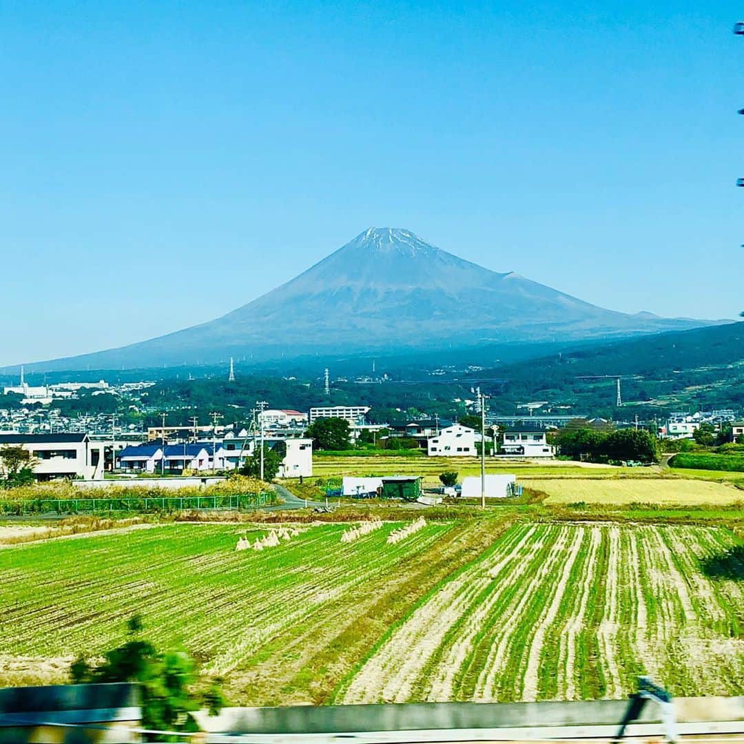 佐伯紅緒さんのインスタグラム写真 - (佐伯紅緒Instagram)「一路、西へ。  今日の富士山。  まだそんなに雪はありません。  #富士山　#mountfuji」10月29日 9時31分 - beniosaeki