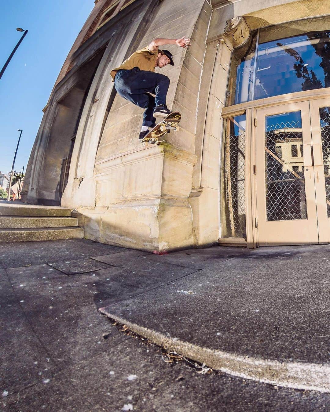 ボルコムのインスタグラム：「@volcomskate X @girlskateboards' 'Pretty Stoned' is NOW PLAYING at @thrashermag! 📺  Swipe up in the stories to watch and read the article! 📖  #VolcomXGirl 👉  vol.cm/xgirl 📸  @shredcorn」