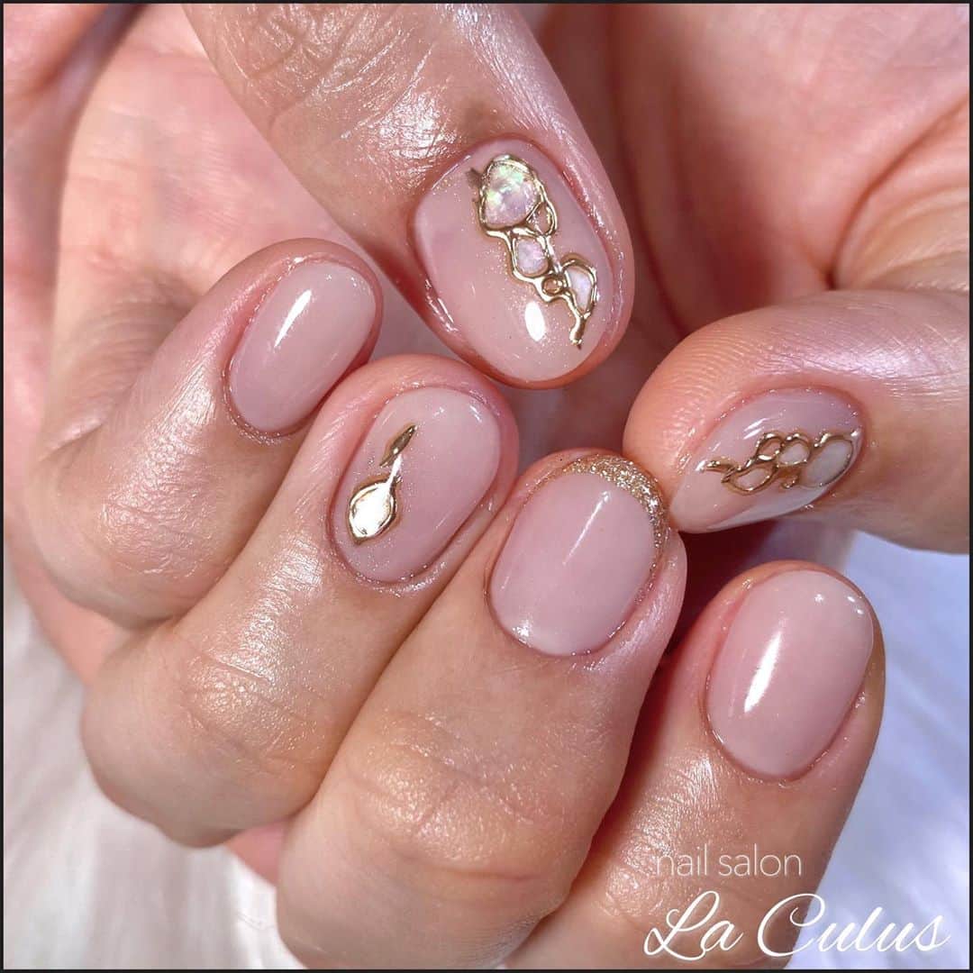 Mihoさんのインスタグラム写真 - (MihoInstagram)「nails. . . ショートネイルの方も、こんなに可愛くなりますよ💕💕 . . ◆オフ込み1.5時間 ◆丁寧ケア付き ◆1ヶ月以内のご来店で¥500-引き (キャンペーンデザインは適用外) . . . 🔸　#ルビケイト導入サロン　🔸 カビ・菌から塗り爪を守り、グリーンネイル(バクテリアルネイル)の予防ができる、ルビケイト🦠🤛✨ 追加料金無しで、全てのお客様に使用しております♡ 繰り返しグリーンネイルになってしまう方や、"グリーンネイル"と言われ他店で施術を断られてしまった方も施術が可能です💅 お悩みの方は、一度ご相談ください🧡  #laculus  #フィルインサロン　#スターギャラクシー  . #ネイル #ジェル #ジェルネイル #ネイルアート #ネイルサロン #ネイルデザイン #三宮フィルイン #秋ネイル  #グリーンネイル対策#ネイルチップ #フィルイン#グリーンネイル #神戸 #三宮 #神戸元町 #大阪 #神戸ネイル #神戸ネイルサロン #三宮ネイルサロン #三宮ネイル . #nail #nails #nailart #beauty #kawaii」10月29日 9時34分 - la.source_nail