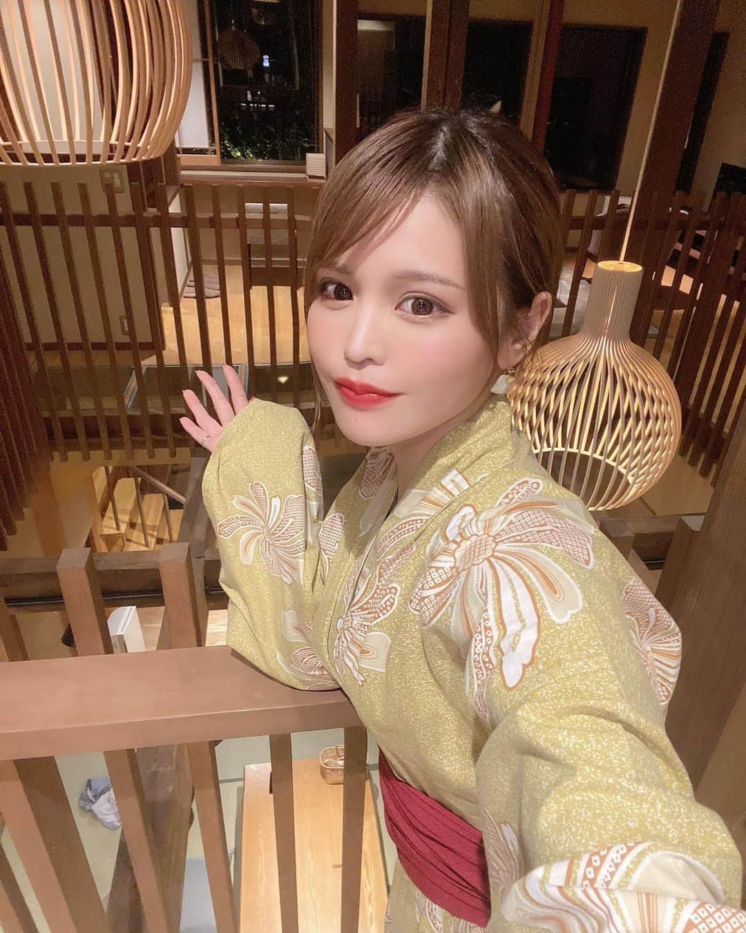 ななぴさんのインスタグラム写真 - (ななぴInstagram)「じゃん💕 吹き抜けのお部屋新鮮✨ そしてお気に入りは透明の廊下窓😳👏🏻 やっぱり何回思い返しても泊まってよかったって思えるお宿☺️  備え付けの浴衣が伊豆だからかお茶カラーなのも可愛かったな🍵♥︎  メイクはファンの子から貰ったハイライトを愛用していて この時はピンクハイライトしてます🐰💕 青ピンクのハイライトは写真撮るとポヤポヤしてお気に入り☺️♥︎  たくさん自撮りした🤳🏻笑 2枚目のわたし小人感否めない😂  #湯巡りの宿吉春　#伊豆長岡　#温泉旅館　#温泉旅行　#国内旅行　#gotoキャンペーン #女子旅　#国内旅行好き　#旅行好き　#日本旅行　#温泉好き　#浴衣　#浴衣女子　#伊豆温泉　#伊豆旅行　#itoma #厳選宿が半額　#japan #japantravel #japanphotography #japan_of_insta #japanesegirl #japantrip」10月29日 9時36分 - __nanapgram__