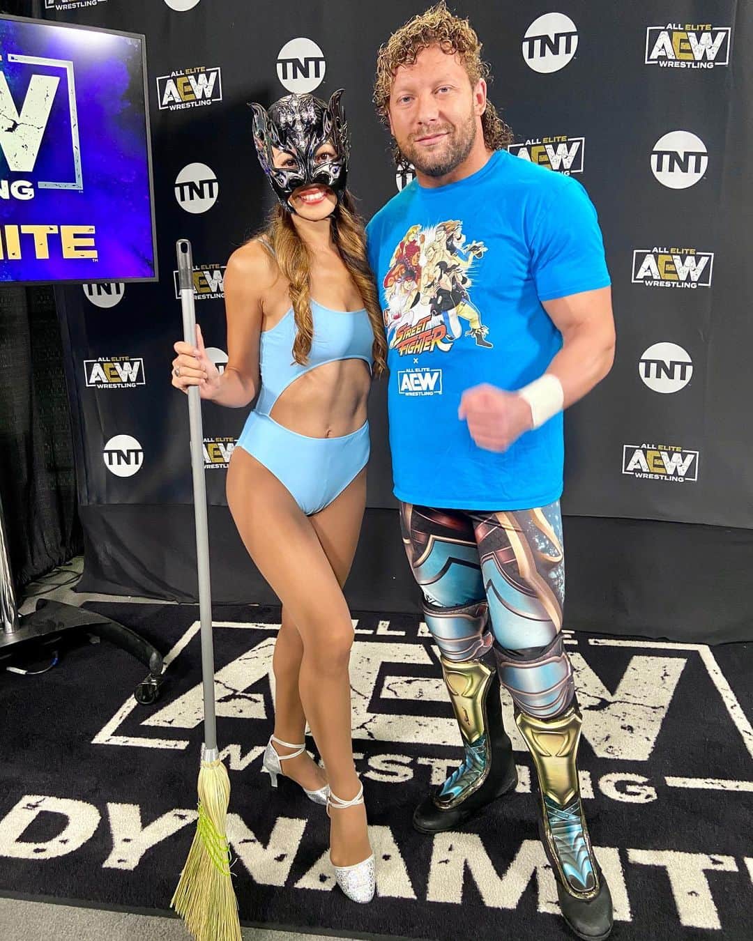 のインスタグラム：「Watch this tonight!!!🧹🧹🧹💕💕💕 @aewontnt  . . ケニーオメガの試合がこれから放送されます！ もうすぐ始まります！ 私は @kennyomegamanx の入場を盛り上げて来ました！！ ぜひ観てね😊 ハロウィンの仮装じゃないよ👻 . . #jacksonville #florida #Jags #jaguars #gojags #roar #theroarofthejaguars #theroar #nfl #cheer #cheerleader #nflcheerleaders #america #americandream #duval #duuuval #チア #アメリカ生活 #チアリーダー #夢 #挑戦 #意志あるところに道は開ける #challenge #chance #aew #aewdynamite @aewontnt #kennyomega」