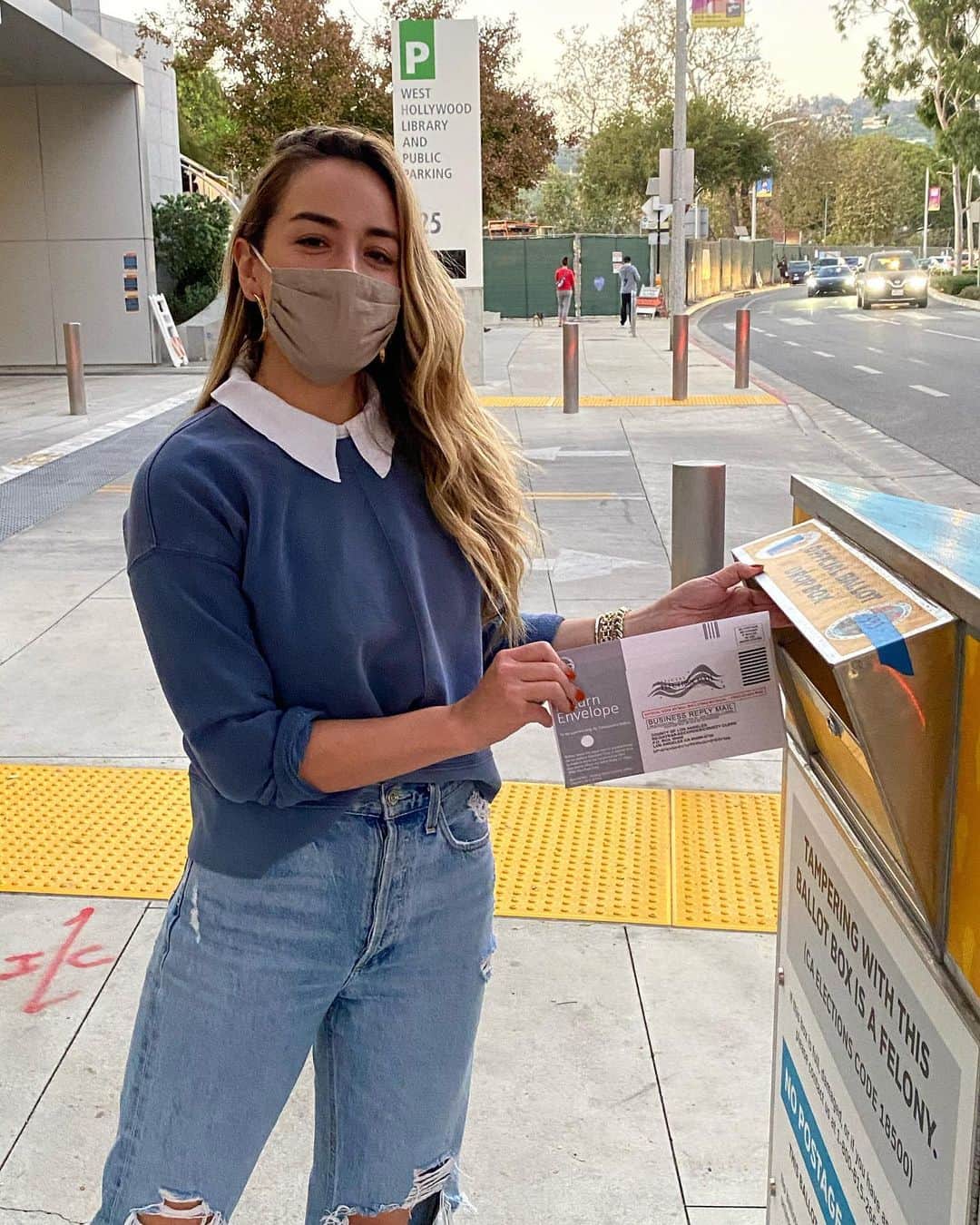 クロエ・ベネットのインスタグラム：「When you get home from voting and you realize your pics are awkwardly identical to someone else’s... down to the location, sweater, and poses?? This for real was not planned, but not mad at it! I guess if you’re gonna copy someone... might as well be the fuckin’ 👑   Also... VOTE.」