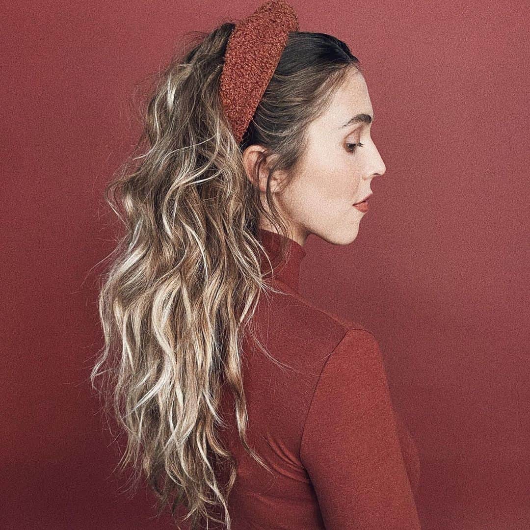 Kristin Essのインスタグラム：「Everyone I work with is gonna want to kill me for posting this but I have no self control and I don’t have a boss so 🙊🤣💕. FINALLY back on set today (and by on set, I mean in my back yard with lots of covid testing first, obviously) and I couldn’t be happier. The last shoot I did was in February and guys... I really missed my sport 😭 didn’t realize just how much until we got going. I’m grateful we can even pull this off. Can’t wait to show you the real photos and tell you WHY we’re even doing this. 🤗 Make sure you’re signed up for the KEH newsletter on kristinesshair.com. Just saying. ☺️」