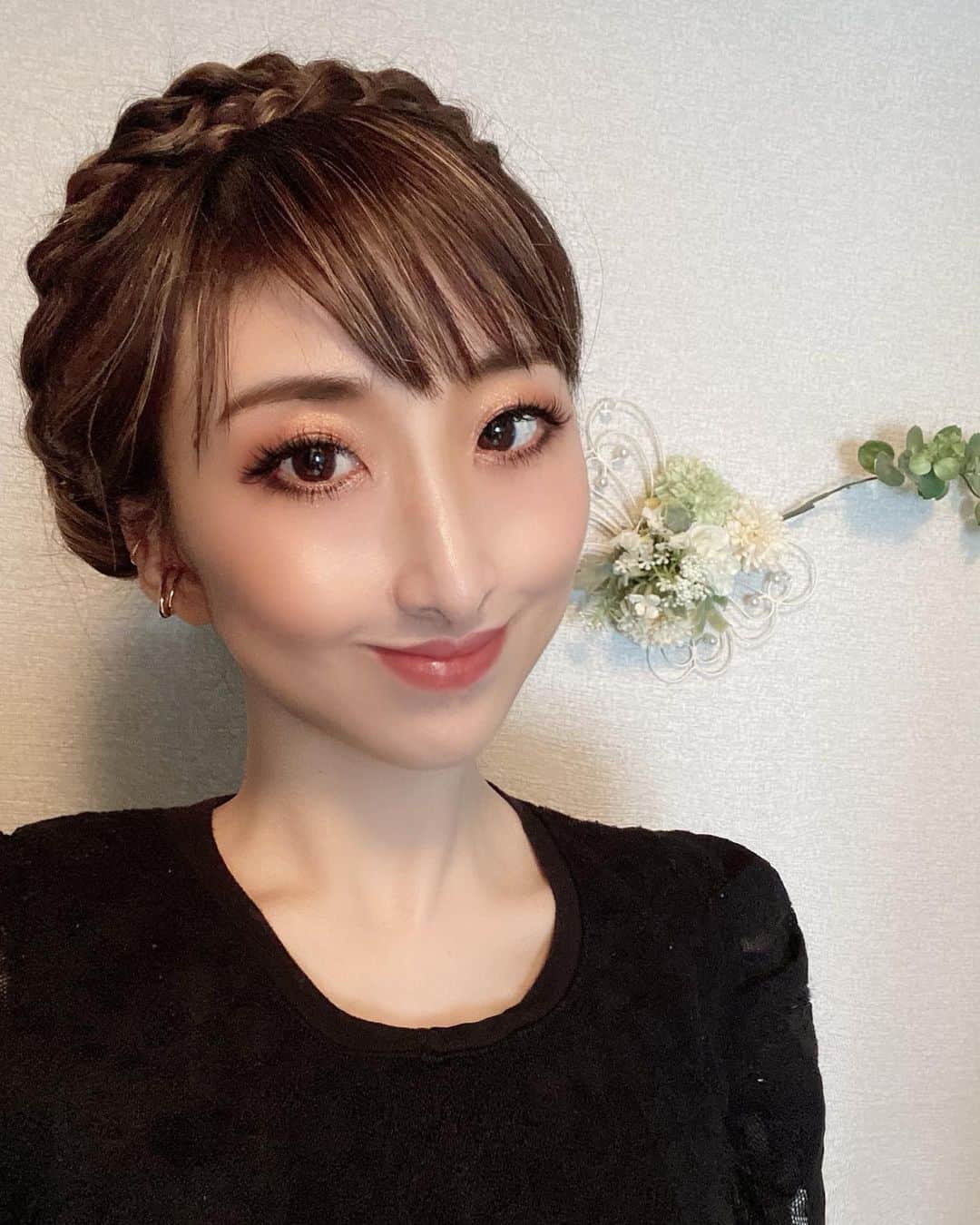 Erenaのインスタグラム：「🥨久々にアップヘア🥨 たまにはまとめるのもスッキリしていいかな〜🤔🌿 . #アップヘア#編み込み#三つ編み#ヘアスタイル#まとめ髪#ヘアアレンジ#BLACK」