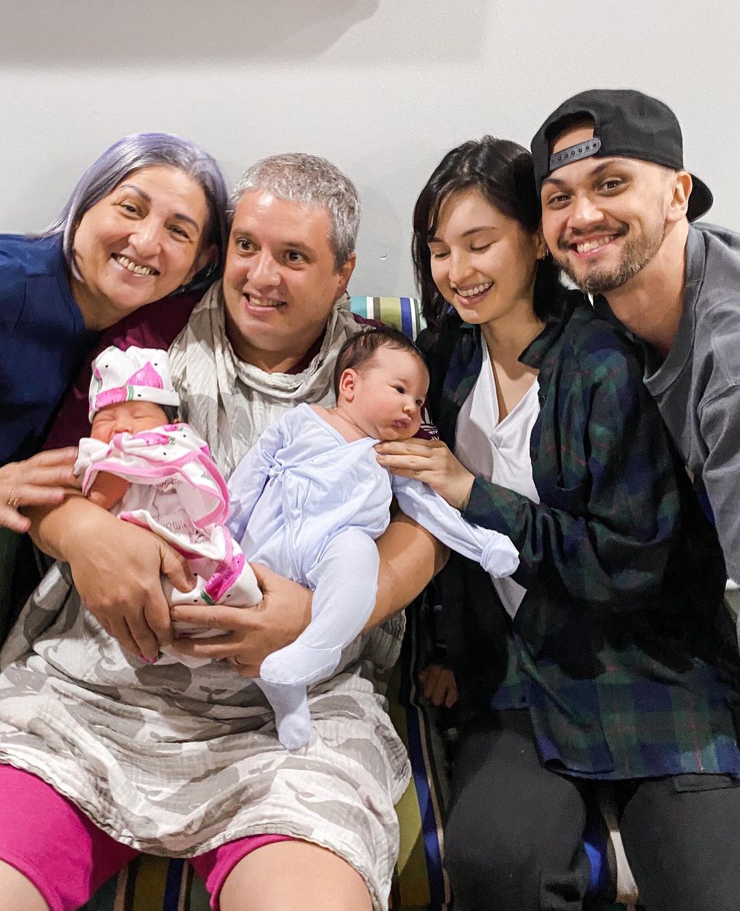 Coleen Garciaさんのインスタグラム写真 - (Coleen GarciaInstagram)「My baby sister’s trying to access Amari’s milk stash, and he’s not having it. lol  Just want to share this testimony! Around March of last year, during worship at @favor.church, I was in tears after God so clearly told me that my Dad was gonna have another child, and that he was going to be given a new beginning. I felt Him say that things were gonna get crazy—in a good way, ofc. Don’t know how to explain it, but it was so clear, specific, and out of the blue. I told everyone around me before telling my Dad (in the presence of our Connect group because I needed witnesses) 😆 For those who didn’t know him before this season in his life, he was single for 15yrs and was always the most cynical person when it came to his personal life. So when I told him about God’s plan for him, he didn’t want to believe or accept it. Months after, he met the woman he ended up marrying, which was already a miracle on its own. Fast forward to today.. I guess this is the crazy part. 😝 Never would have imagined that my Dad and I would be raising our babies at the same time! But God’s just awesome like that. Way-maker, miracle worker, promise keeper. ⭐️」10月29日 9時48分 - coleen