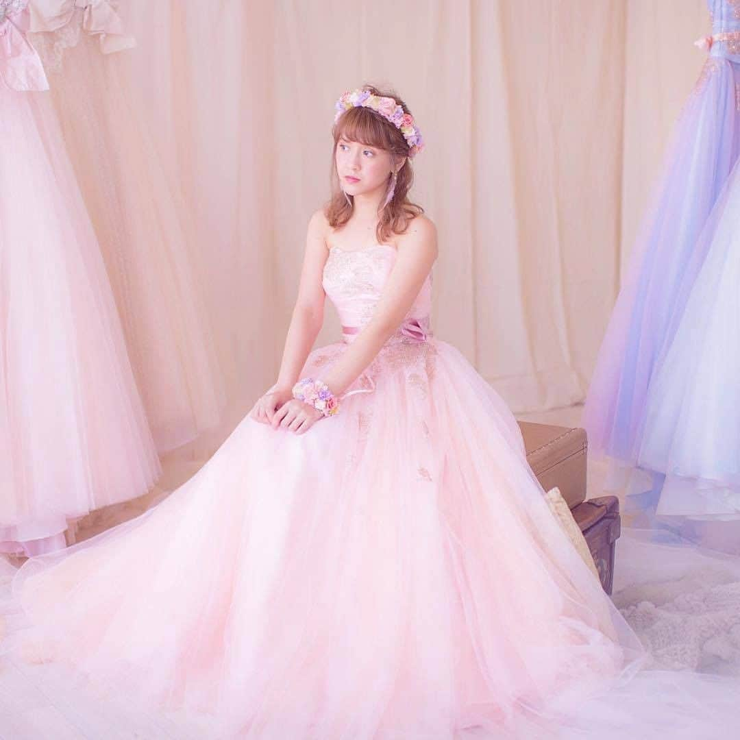 ♡プラコレWedding·⋆*さんのインスタグラム写真 - (♡プラコレWedding·⋆*Instagram)「@placolewedding【#DRESSY花嫁 】【#プラコレ】をつけて投稿&フォローしてね♩ . ＝＝＝＝＝＝＝＝ . とってもキュートなパステルカラーの ウェディングドレスをご紹介💕  神戸にある、アールポッシュさん （@rpoche_wedding）には 綿菓子みたいな甘くてふわふわでキラキラな カラードレスがたくさん揃っています🍭✨ ---------------------- 👗photo by..@rpoche_weddingさん 📍神戸市中央区下山手通3-12-1　   トア山手フラッツ204 📞078-761-1960 . ＝＝＝＝＝＝＝＝ 『#DRESSY花嫁』『#プラコレ』の ハッシュタグをつけて写真をUPしてね✦ 花嫁アプリ『DRESSY by プラコレ』の 記事に掲載＆リグラムされるかも♩ . みなさまからのいいねや保存 コメントをお待ちしています♥ 「このウェディングドレス可愛い！」 「ヘアスタイルも気になる！！」 「今の花嫁さんの流行りは！？」etc. . ＝＝＝＝＝＝＝＝ 花嫁アプリでは、 プロのアドバイザーに結婚式の相談を何度でも♡ ウェディングドレスの記事や、 自分のウェディングレポを残せちゃう♡” . ＞＞＞TOPのURLからcheck ⋈ @placolewedding ＞＞＞結婚のご相談は プラコレウェディングアドバイザーへ♡ @wedding_adviser ＞＞＞ウェディングレポを残したいなら、 farny by プラコレをcheck ✎ @farny_wedding ＞＞＞ウェディングアイデア＆DIYは ドレシーアイデアcheck ❁ @dressy_idea >>>素敵なドレスに出会いたい花嫁さま♡ @dressyonline_をcheck . ＝＝＝＝＝＝＝＝＝＝＝＝＝＝＝＝ . #プレ花嫁 #卒花 #花嫁 #卒花嫁 #結婚 #結婚式 #結婚準備 #花嫁準備 #weddingtbt #花嫁コーディネート #試着レポ #farnyレポ #2020冬婚 #2020秋婚 #2021春婚 #花嫁コーディネート #カラードレス #プリンセスライン #フラワードレス #カクテルドレス #パステルカラー #チュールドレス」10月29日 9時58分 - placole_dressy