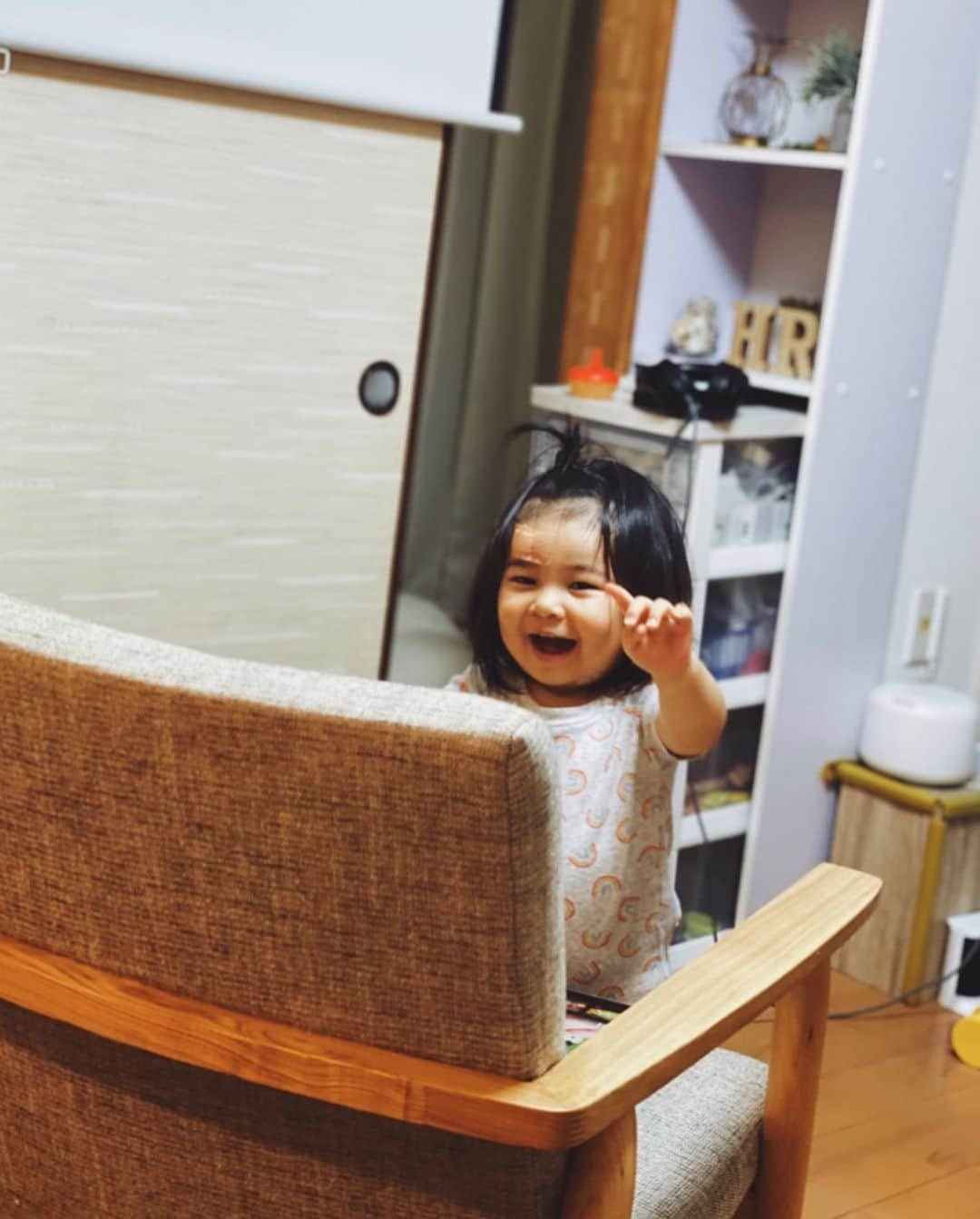 クロさんのインスタグラム写真 - (クロInstagram)「はーい！はいっはいはいはーい👧🏽💕💕💕﻿ ﻿ #1歳コーデ #キッズコーデ #smiling #可愛い #ありがとう #空 #ファッション #コーデ #大好き #tokyo #コーデ #baby #女の子ママ #ママリ#ベビフル #コドモノ #赤ちゃんのいる生活 #子育てあるある #mamagirl #ママカメラ #おやこーで #リンクコーデ #cordinate #親バカ部 #あいのり #ちびクロコーデ #ちびクロdiary」10月29日 9時51分 - kuro_risa