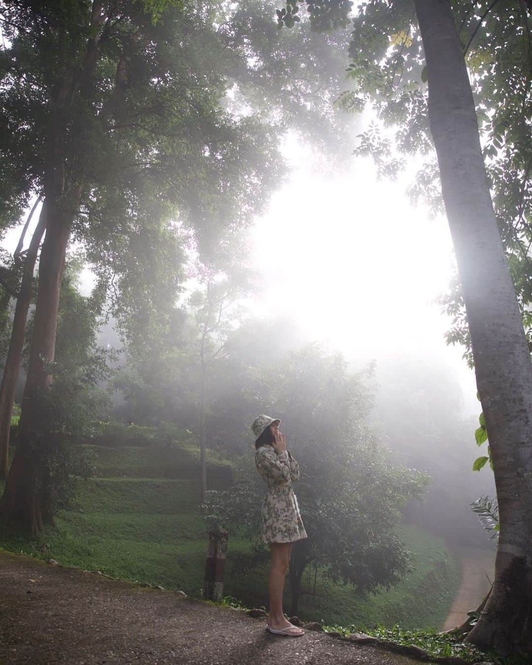 キンバリー・アン・ウォーテマス・ティアムシリのインスタグラム：「Wokeup in the mist like this 🌫⛰ #somewherewedontevenknow」
