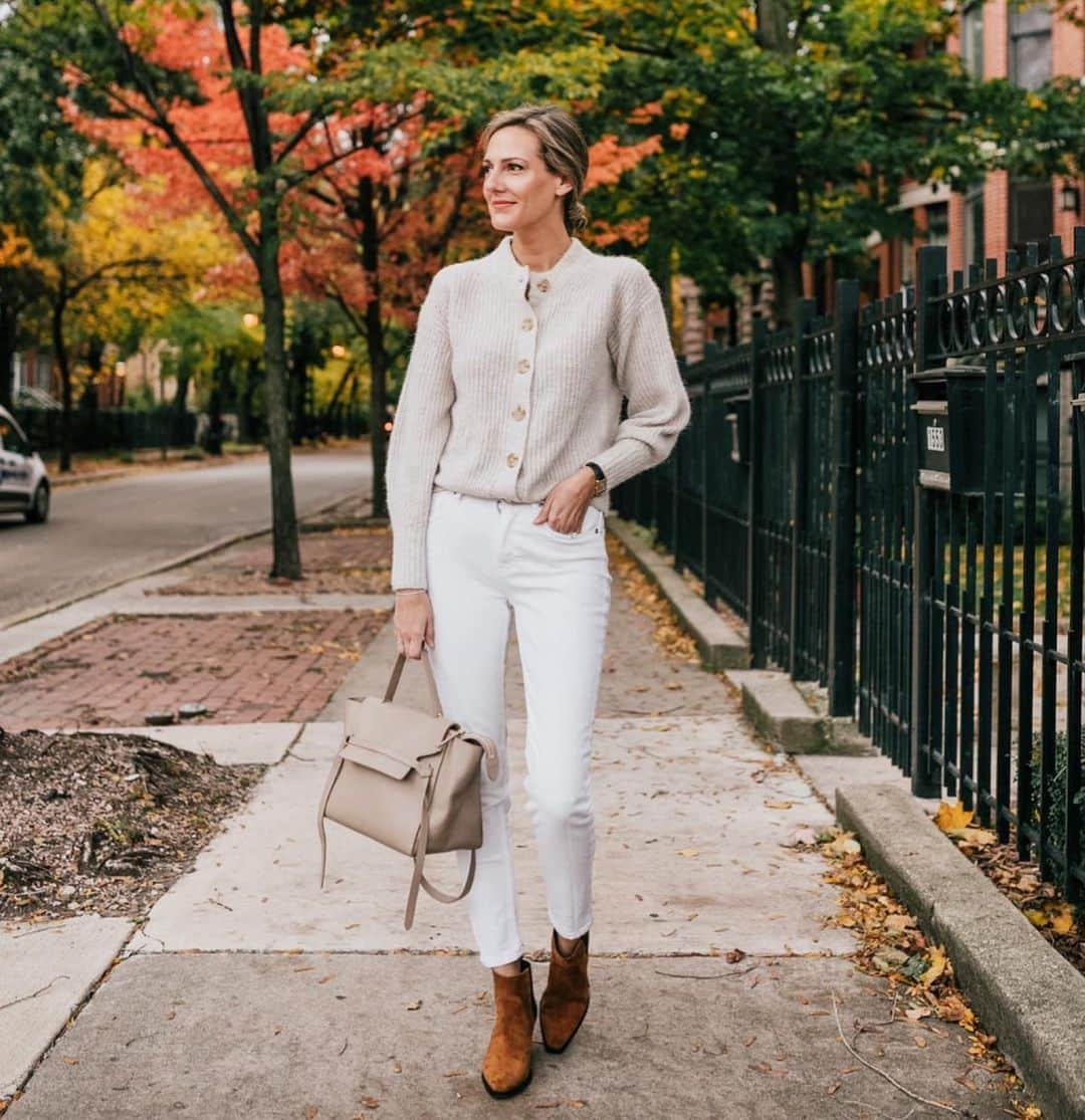 Anna Jane Wisniewskiさんのインスタグラム写真 - (Anna Jane WisniewskiInstagram)「Feels so good to be wearing my normal clothes again—especially jeans!  OMG I’m kidding. Wouldn’t even attempt to wear real pants right now. Also, white jeans one week postpartum would be a ..choice (not that they’d fit anyway).   It’s nursing tanks, loose cardigan sweaters, and maternity pants for the next couple weeks until I tire of them and attempt to introduce some normalcy and routine into my “maternity leave,” which is whatever you make it when you‘re self-employed and own a small business.  I will be taking it easy but also working on a few projects until year end (and releasing more @shoponethird jackets!!).   Honestly, I’m happy for the opportunities given the year I’ve had. Covid really threw everything for a loop and I’m just grateful to be able to keep doing all this—even if I’ve had to slow down a bit.    http://liketk.it/2ZQAJ #liketkit @liketoknow.it #LTKunder100 #everlane #partner」10月29日 9時55分 - seeannajane