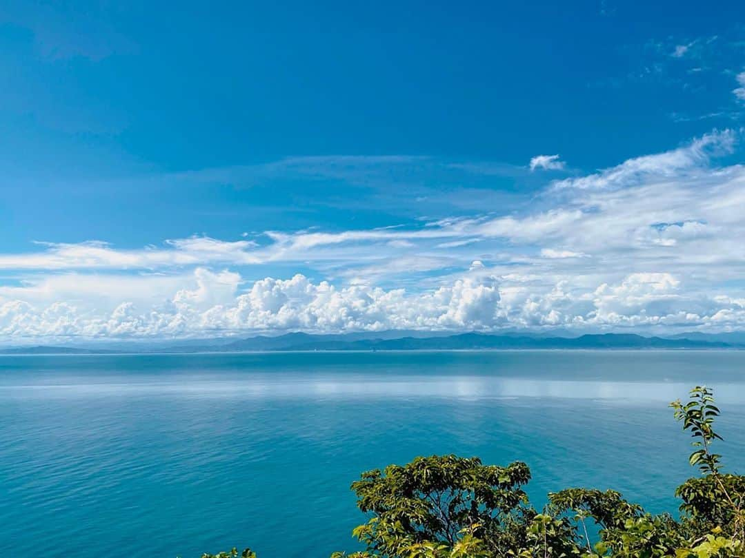 ななぴさんのインスタグラム写真 - (ななぴInstagram)「☁️🌍🍃  自然の青ってなんでこんなに惹かれるんだろう…🌍🌍🌍 台風続きだったのに晴れてよかった☀️ 海も空も青くて綺麗だったなあ〜🍃  #国内旅行　#gotoキャンペーン #女子旅　#国内旅行好き　#旅行好き　#日本旅行　#伊豆旅行　#japan #japantravel #japanphotography #japan_of_insta #japanesegirl #japantrip #海岸　#伊豆海岸　#絶景　#日本絶景」10月29日 9時56分 - __nanapgram__