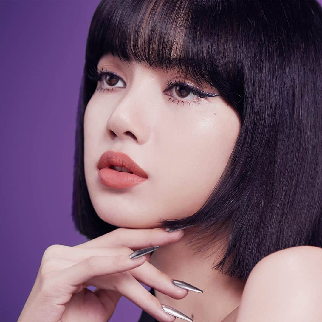 M∙A∙C Cosmetics Japanのインスタグラム：「思わず目を引くLISA @lalalalisa_m のメイクルック！お気に入りアイテムでクリエイトされた彼女のシグネチャールックである、ぱっちりアイメイク。公式オンラインで、LISAのメイクルックを今すぐチェック！ #MACLovesLisa ㅤ 💜 パウダー キス リップスティック / マル イット オーバー 💜 エクストラ ディメンション スキンフィニッシュ / ショー ゴールド 💜 スモール アイシャドウ / ダーク ルーム 💜 ブラシストローク ライナー / ブラシブラック 💜 スタジオ フィックス フルイッド SPF 15 💜 ダズルシャドウ リキッド / パンサータイズド、ダイヤモンド クランブルズ、ノット アフレイド トゥ スパークル ㅤ #MACPowderkiss #MACパウダーキス」