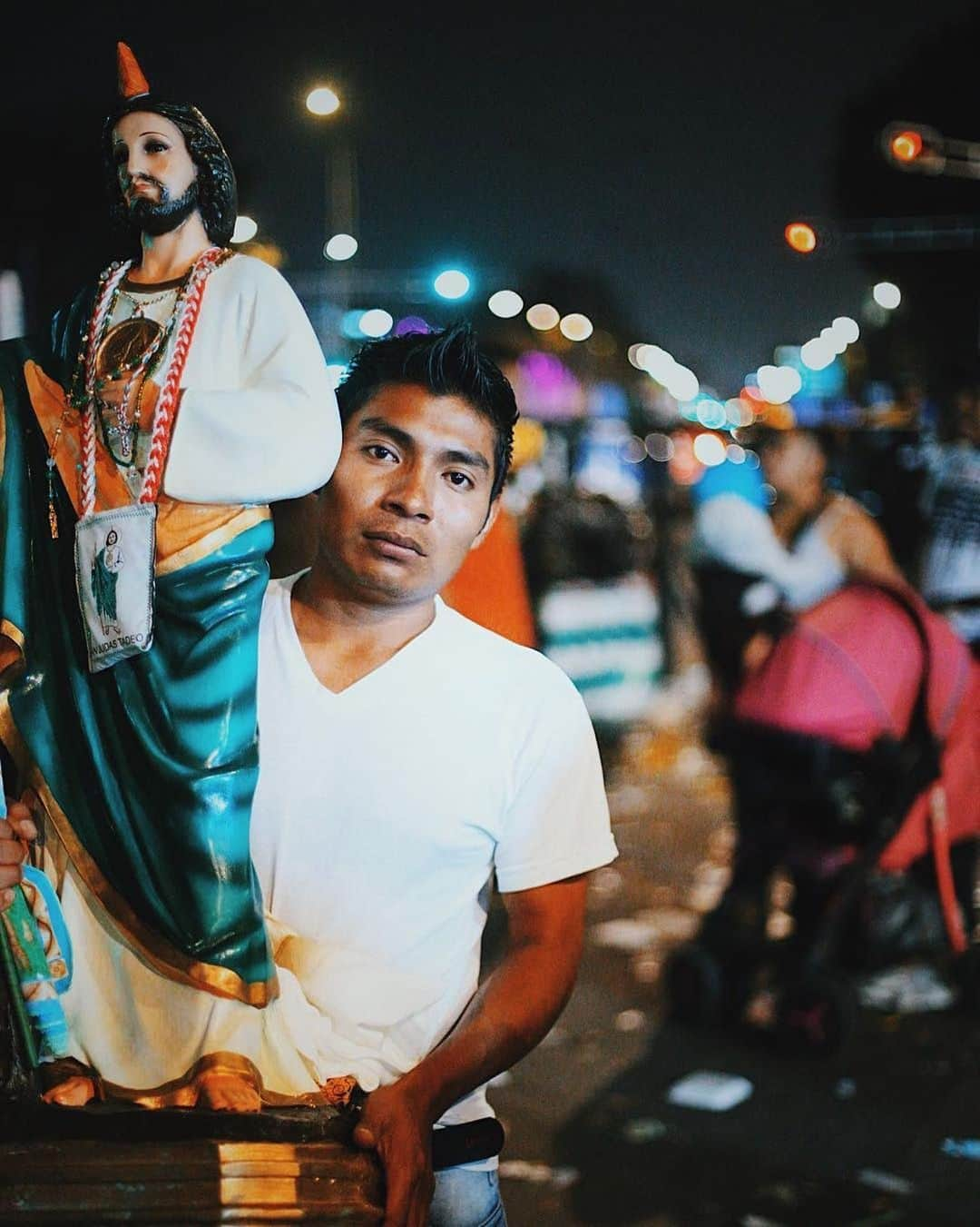 Chad Santosさんのインスタグラム写真 - (Chad SantosInstagram)「Siendo sincero y como devoto de San Judas el 90% de las fotos que veo de la conmemoración no me gustan, parece que van más a faltarle el respeto al feligrés, a buscar la imagen del meme o el momento incómodo. Espero que estas fotografías hagan un poco de justicia y muestren el amor y alegría por el santo de los causas perdidas: San Judas Tadeo.  📸 #メキシコシティ #メキシコ #sanjudas #sanjuditas #sanjudastadeo #religion #documentary #miracle #写真 #写真家 #bokeh #mexicourbano #mexicocity #paisajedfeño #MexInstantes #everydaymexico #vive_mexico #streetclassics #fubiz #망자의날 #somewheremagazine #achadosdasemana #hallazgosemanal #whp #mexigers #WHPpretend#mexicourbano #natgeoyourshot #reportagespotlight」10月29日 10時03分 - elchadsantos