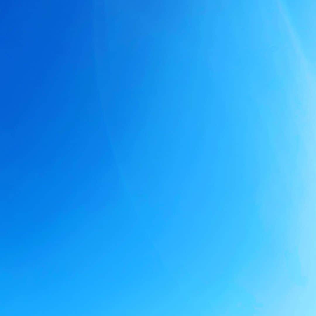 山内圭哉のインスタグラム：「今日の空、青ぉ。」