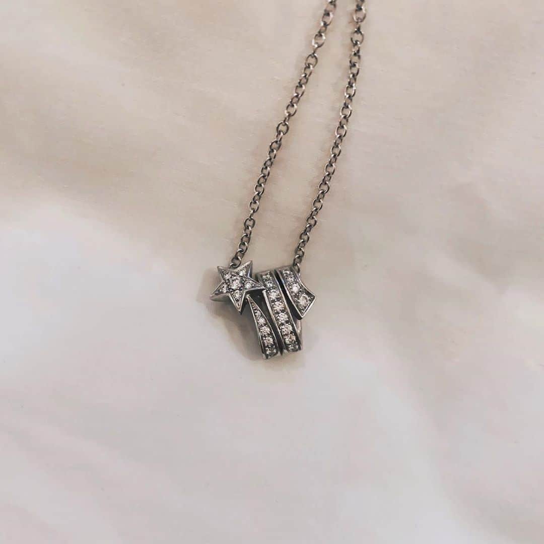 飯島望未のインスタグラム：「COMÈTE COLLECTION  ÉTOILE FILANTE NECKLACE   よくDMでネックレスの質問を頂くので ここで紹介させてください。  このネックレスはCHANELのコメットコレクション 18kホワイトゴールドです。 真心が込められた大切なものなので毎日肌身離さず着けています。  @chanelofficial」