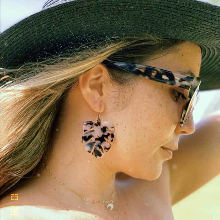 アリッサ ウーテンのインスタグラム：「I have some awesome news!  You can now purchase @reveriehawaiibyaw , my jewelry line, online @happyhaleiwa !!! Thank you for letting me be a part of your Made in Hawaii selection @happyhaleiwa ❤️ みなさんやっとアリッサのジュエリーをウエブでかえるよ！！じかんかかってごめんね〜ぜっひチェクしてね！USE SHOPPING CODE ALYSSA15 for 15% off!」