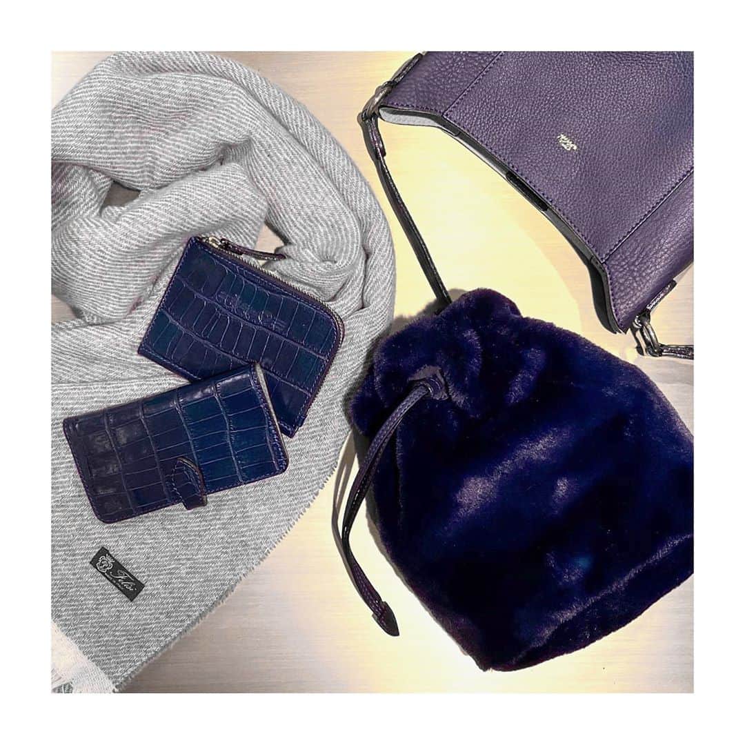 Felisi Japan 〔フェリージ〕さんのインスタグラム写真 - (Felisi Japan 〔フェリージ〕Instagram)「【Navy Shades】 . エコファーの巾着バッグと、バケツ型のレザーバッグが 組み合わさった3wayハンドバッグ。 大人の余裕を感じられるネイビーカラーは、 スタイリングに取り入れやすく、クールな印象を与えてくれます。 . ■Hand Bag Model No.20/76/LD＋EU Price：\75,900 . ■Wallet Model No.1058/SA Price：\39,600 . ■Smart Phone Case Model No.1030/SA Price：\31,900 . ■Stole Model No. SUZY/stole Price：\19,800 . . 店頭では11/1（日）まで一部店舗を除いて、 「Felisi TRADE-IN CAMPAIGN 」を実施しております。 ご不要になったバッグ&財布をお持込の上、 その場で新品のフェリージにお買い替えいただくと、 10%OFFにてお買い求めいただけます。 事前のお取り置きも承っておりますので、 お気軽にお問い合わせ下さいませ。 . . . #felisi #felisiselection #handbag #womensbag #3waybag #leatherbag #madeinitaly #fw20 #wallet #leathergoods #navy #フェリージ #フェリージセレクション #秋冬コレクション #新作コレクション #ハンドバッグ #3wayバッグ #エコファー #巾着バッグ #スマホケース #大判ストール #ネイビー #秋バッグ #冬バッグ #バッグ」10月29日 10時13分 - felisi_japan