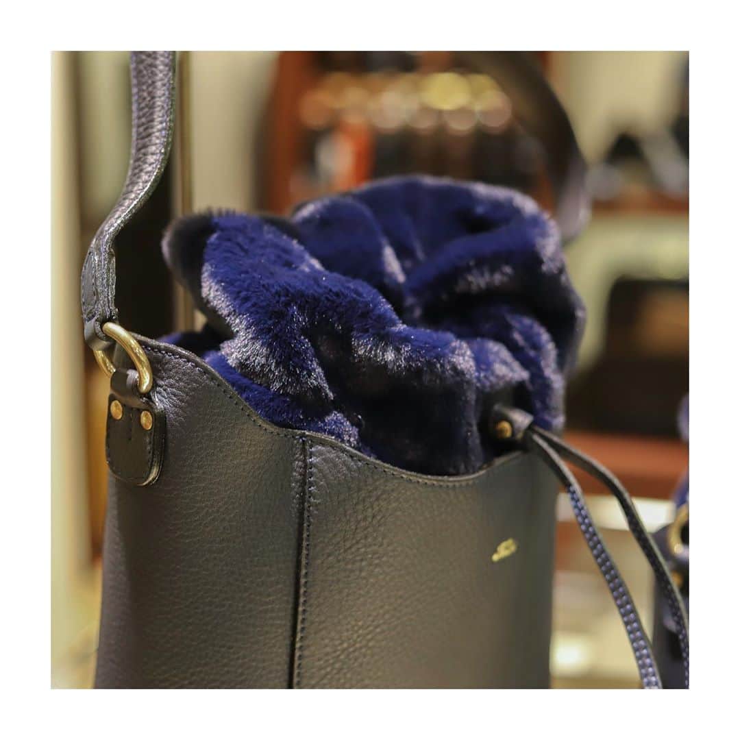 Felisi Japan 〔フェリージ〕さんのインスタグラム写真 - (Felisi Japan 〔フェリージ〕Instagram)「【SUNDAY’S BAGS】 . エコファーの巾着バッグと、バケツ型のレザーバッグが 組み合わさった3wayハンドバッグ。 大人の余裕を感じられるネイビーカラーは、 スタイリングに取り入れやすく、クールな印象を与えてくれます。 . ■Small Model No.20/76/LD＋EU Price：¥75,900 . ■Large Model No.20/77/LD＋EU Price：¥86,900 . . 店頭では11/1（日）まで一部店舗を除いて、 「Felisi TRADE-IN CAMPAIGN 」を実施しております。 ご不要になったバッグ&財布をお持込の上、 その場で新品のフェリージにお買い替えいただくと、 10%OFFにてお買い求めいただけます。 事前のお取り置きも承っておりますので、 お気軽にお問い合わせ下さいませ。 . . . #felisi #felisiselection #handbag #womensbag #3waybag #leatherbag #madeinitaly #fw20 #フェリージ #フェリージセレクション #秋冬コレクション #新作コレクション #ハンドバッグ #3wayバッグ #エコファー #巾着バッグ #秋バッグ #冬バッグ #バッグ」10月29日 10時13分 - felisi_japan