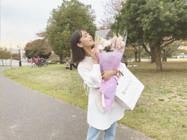 近藤千尋のインスタグラム：「CM撮影後に素敵なお花を頂きました💐😭 ありがとうございます‼️‼️🥺💗 今週は長女が体調崩したり 急遽な事がたくさんあって ヘトヘトでしたが、、 周りの協力のおかげで乗り越えれた😭💓 今日はこんな時間まで寝かせてもらえて 復活しました。笑😀❗️  体調崩しやすい時期だと思うので みなさんも気を付けてください👏❤️」