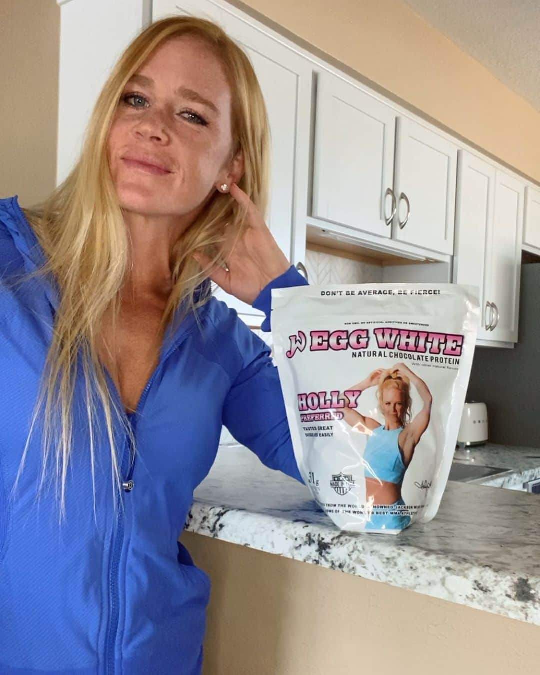 ホリー・ホルムさんのインスタグラム写真 - (ホリー・ホルムInstagram)「31 grams of protein. Get some! 💪🏼 If you are looking for a great protein... give this a shot! Grab some from Amazon! Just type Holly JacksonWink protein in the search engine and order up. #protein #fitness #health #lifestyle I’ve also put the link in my story so you can easily swipe up to order! 👊🏼」10月29日 10時24分 - hollyholm