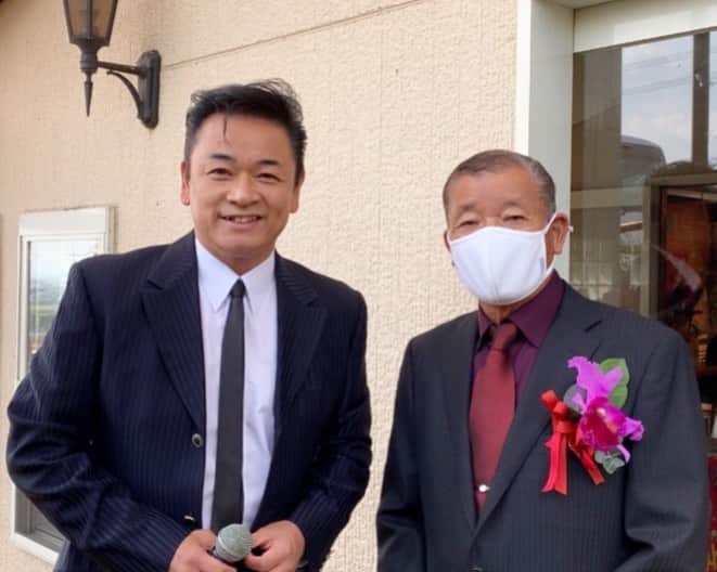 のインスタグラム：「おはよう(^^) 昨日は群馬県太田市の八王子農園さんの㊗️25周年記念北川大介歌謡ショー(昼&夜)でした！ 僕より✌🏻2年先輩です。 八王子農園さんは昼夜ともに景観が最高！とても素敵な所です。 新型コロナが流行してからは、いち早く感染予防対策を施し、安心してお食事やイベントが出来るように日々工夫されています。 今回も感染予防バッチリ〜👍🏻 今回はコスモスにダリアに山茶花に…薔薇などなど、綺麗なお花が咲いていました。僕には名前がわからない綺麗なお花もたくさん！ もちろん会場席もお花畑でした〜🤗 花梨や柿もありましたよ！ そんな素敵な八王子農園オーナー、田部井好明さんとパチリ📸 園内はオーナーのセンスが光ります✨オーナーご自身もかっこいいです！ バーベキューガーデンは一年中雨天対応、ドッグラン&愛犬と一緒に食事ができるドッグハウスがあり、果樹園もありまーす！ 敷地が広いのでウォーキングも出来て、美味しく食べて楽しんで散歩して、また食べて…一日中過ごせちゃう〜😄 これだけのものを保つには管理が大変だろうな〜。 やはりお客様を思う気持ちと努力の賜物ですね。 25周年を迎え益々進化の八王子農園さんはこちらから〜(僕もフォローしフォローしていただいております) ↓↓↓ @hachioujinouen  改めまして、 八王子農園様 25周年おめでとうございます！ ささやかなくす玉ですが🎊(写真) ハッピーバースデー！25歳👏🏻👏🏻👏🏻 ・ 八王子農園さんから綺麗な蘭(カトレア)がお客様全員にプレゼントされました。 ・ ショーの模様はまた明日〜お楽しみに(^^) ・ ・ #八王子農園 @hachioujinouen  #田部井社長 #25周年 #おめでとうございます #群馬県 #太田市 #ディナーショー #北川大介 #YouTube #だいちゃんねる #えくぼ #八重歯 #リーゼント #イエーイ #顔晴ろう #一生青春 #早くコロナが収束しますように」