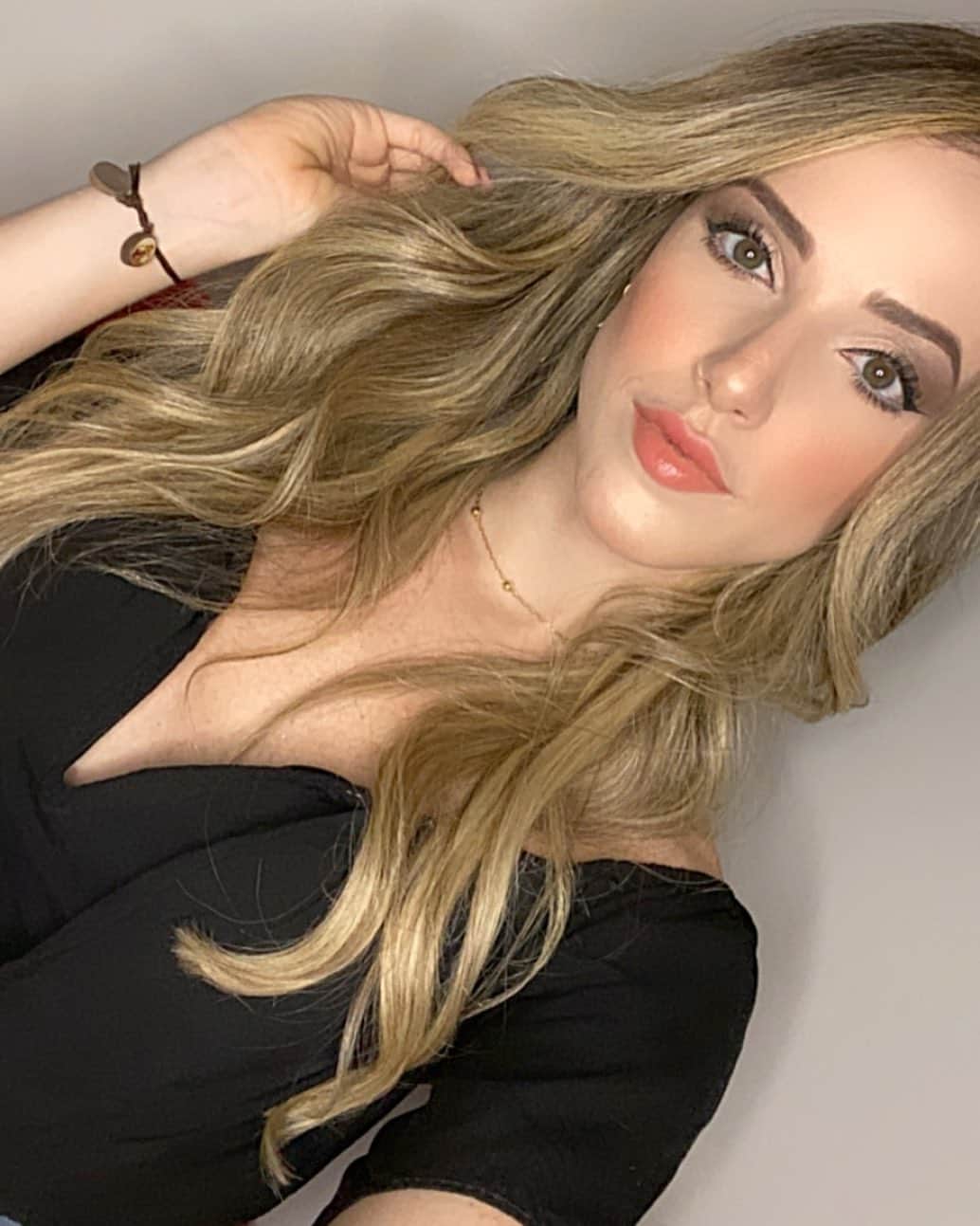 ナターリア・ガウジオのインスタグラム：「Quando eu estou à toa em casa eu fico testando makes hahahaha... Então vai uma selfiezinha dessa make que eu amei!! 🤳🏻😍✨💁🏼‍♀️💄💋❤️ #makeup #inlove #selfie #girls #beauty #makeuplover #blonde #glow.」