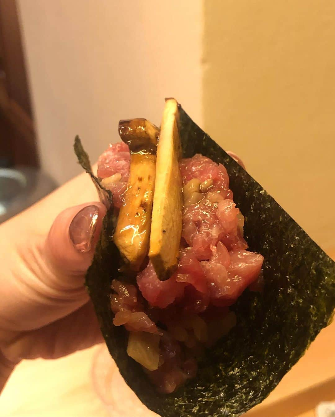 黒ユイさんのインスタグラム写真 - (黒ユイInstagram)「コスパが良い 美味しいお鮨屋さん🍣✨ マリアージュ系や 斬新な組み合わせで 新しい感じのお鮨にわくわく😍 大将も素敵な方でサービスも👍✨ また行きたい✍️😆  まったりお出掛けHAPPY❤️  #スワイプしてね  👉🏼　映え📸 #鮨よしかわ #thankyou」10月29日 10時29分 - yui_my_life