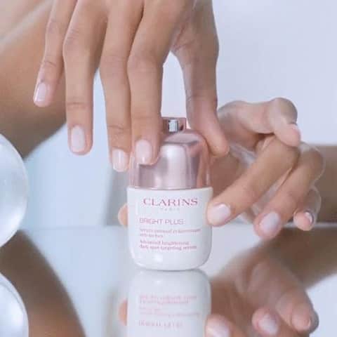Clarins Canadaさんのインスタグラム写真 - (Clarins CanadaInstagram)「The new Bright Plus Serum boasts all the efficacy of a serum with the comfort of an emulsion. Its easily-absorbed milky texture leaves skin hydrated & instantly radiant.🥰 ⁣ __________⁣ Le nouveau Sérum Bright Plus possède toute l'efficacité d'un sérum avec le confort d'une émulsion. Sa texture laiteuse, facile à absorber, laisse la peau hydratée et instantanément éclatante.🥰 ⁣ .⁣ .⁣ .⁣ #Clarins #ItsAllAboutYou #BrightPlus #Skincare #SkincareRoutine」10月29日 10時30分 - clarinscanada
