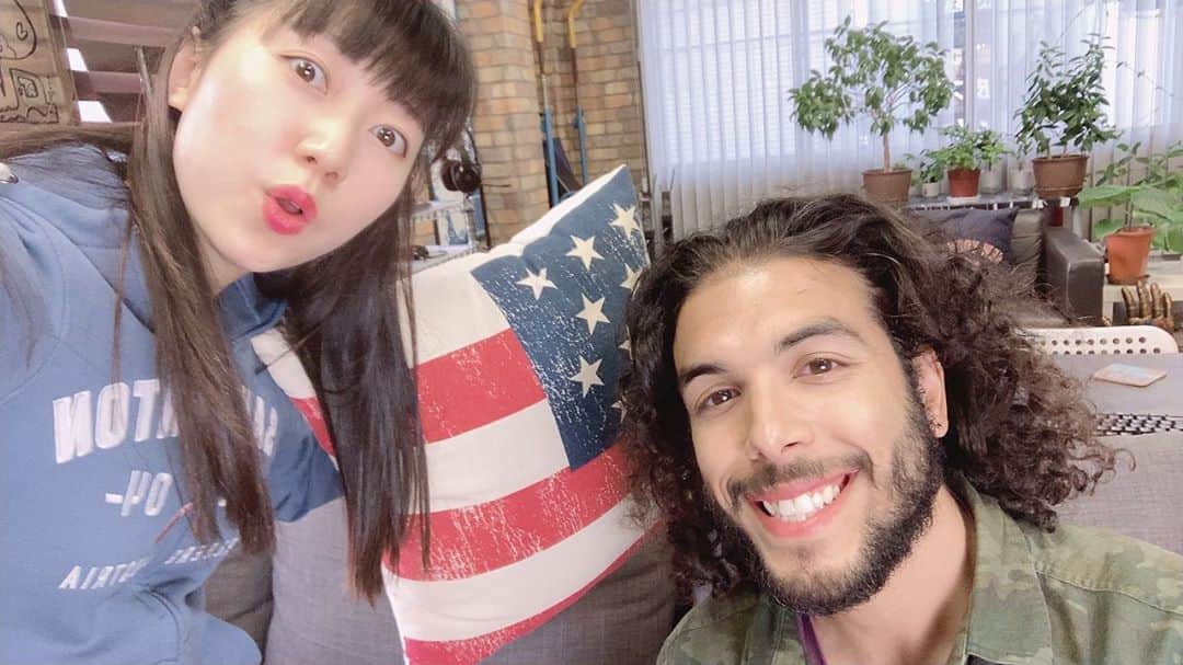 華音のインスタグラム：「へいへい最近髪が大海原のごとく荒れ狂ってる時は、髪型考えなくていいしアイロンしなくても形になってくれるこの髪型をするようになってしまった🥰 人間怠惰すぎ🥳  ってことで近々英語系の動画投下します🥳  #japan #selfie」