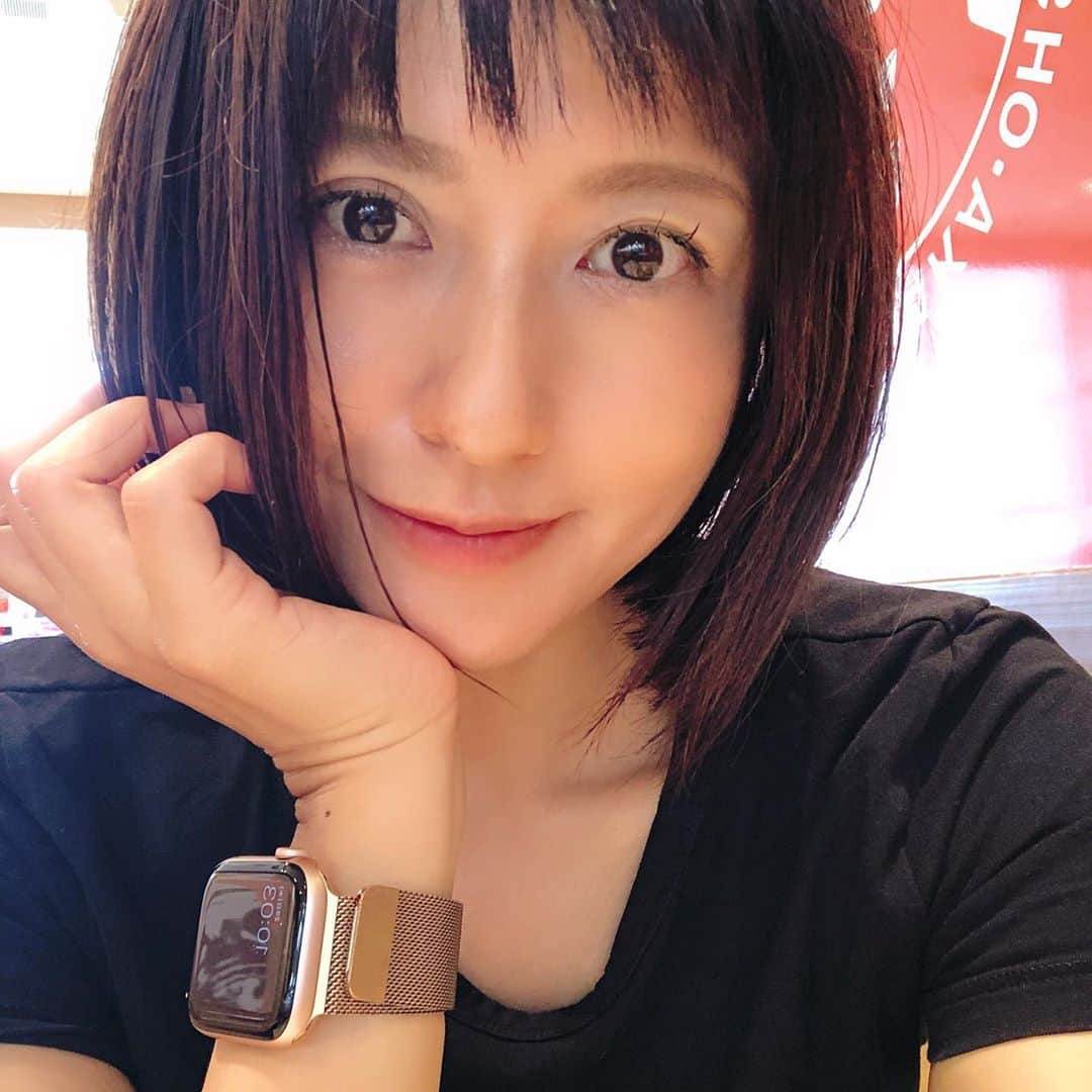 のインスタグラム：「フードコートでお勉強〜✏️ しながら現実逃避、、 自撮りってこんなかな⁉️ 息子の写真残すのに必死すぎて、写真の撮られ方、忘れました🤣  #母歴3年  #アラフィフママ  #ショートボブ　です、今。　#美容サロンにいろいろ行きたい　#田舎暮らし #JK  #私は元気にやってるよ   エンゼルクリームが204キロカロリーって、カロリー以上にお得な気分🍩😘 #小さな幸せ」