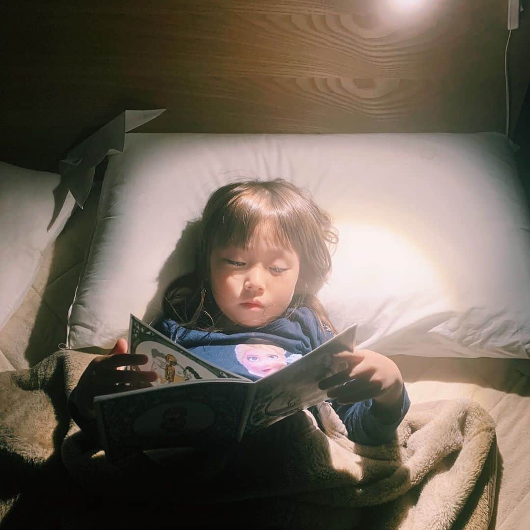 坂本美雨さんのインスタグラム写真 - (坂本美雨Instagram)「ふと気づいたら自分で読むようになってた。 本は友だよ、じっくり付き合っておくれ。  #今日のなまこちゃん」10月29日 10時34分 - miu_sakamoto