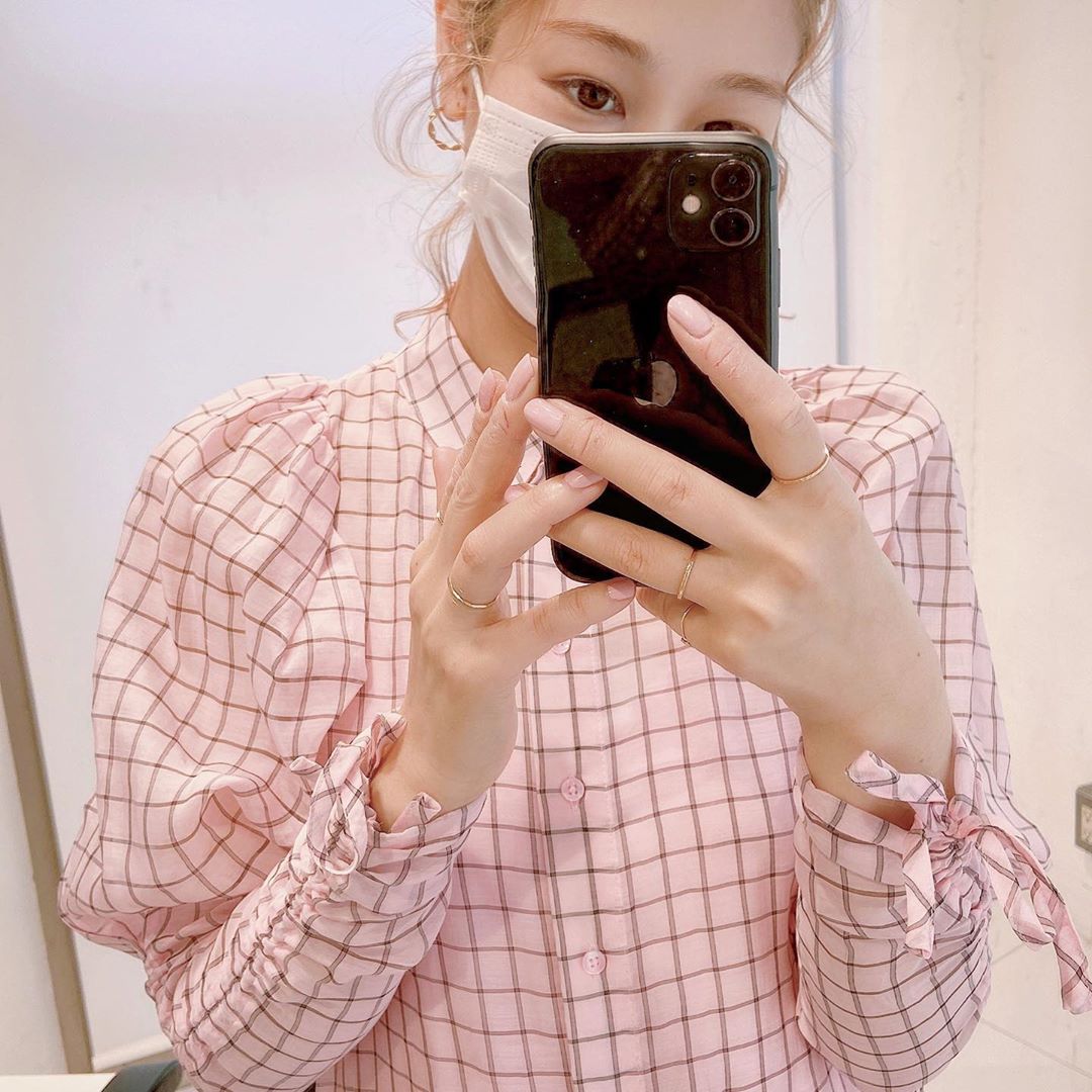 佃加菜さんのインスタグラム写真 - (佃加菜Instagram)「久々ピンク🌸 顔まわりぼさぼさにアレンジ🤍 . #topshop」10月29日 10時41分 - tsukuda_kana