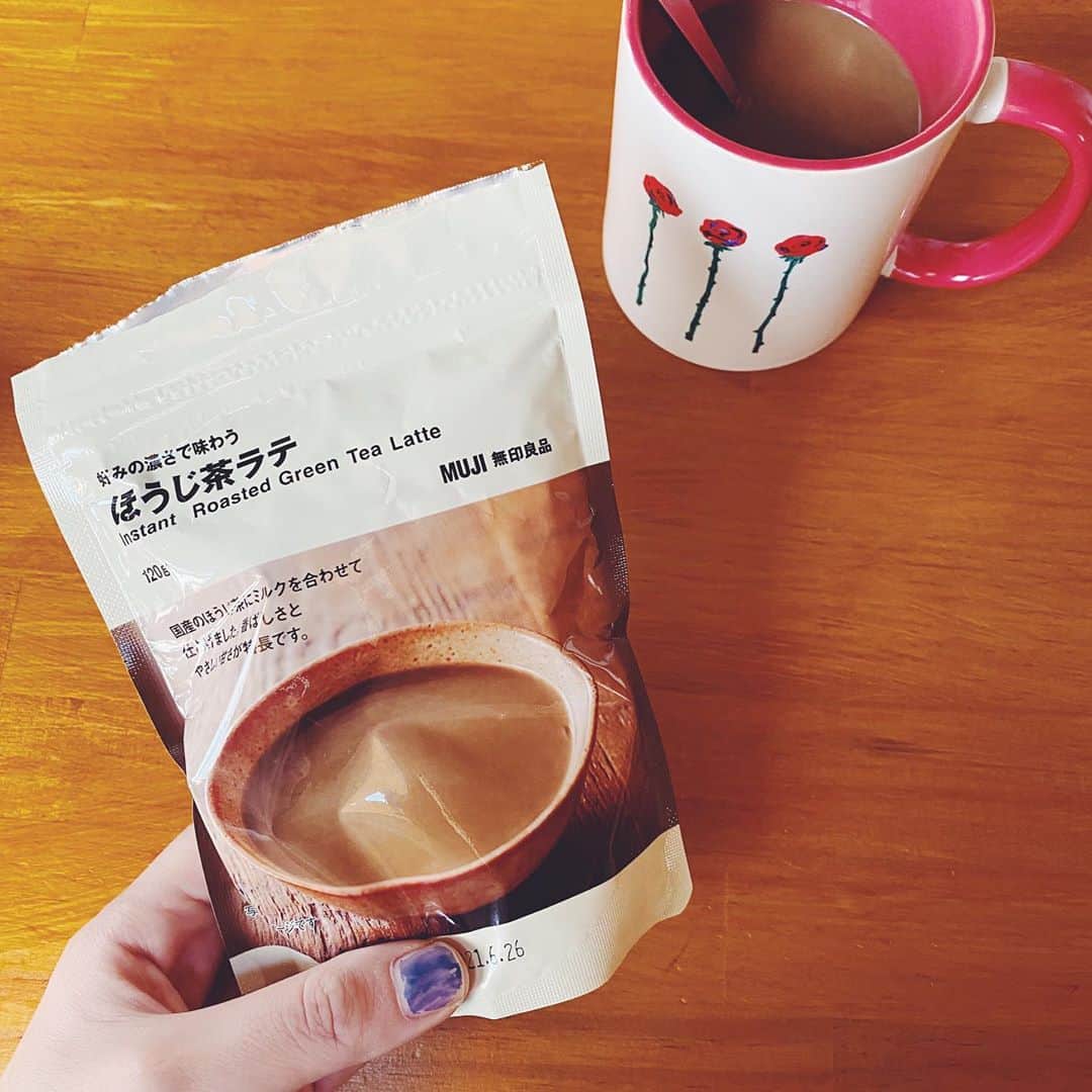 沙田瑞紀さんのインスタグラム写真 - (沙田瑞紀Instagram)「☕️  ほうじ茶ラテ初めて買ってみた！とってもおいしい！ スプーンで入れる粉系の飲み物のとき 気持ち多めに入れてしまうのはなんでかね🤤☕️  ネイルは先日配信の前に夫が塗ってくれました。笑  #無印良品」10月29日 10時50分 - mizuki_masuda