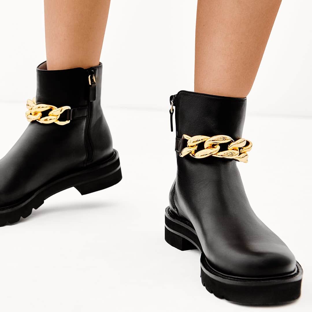 のインスタグラム：「Just arrived. Almost gone. We released a limited number of the lug-sole #CHAINLIFTBOOTIE early and exclusively on stuartweitzman.com — and it's already selling out. Shop it in your size while you can. #LiftYourselfUp #StuartWeitzman」