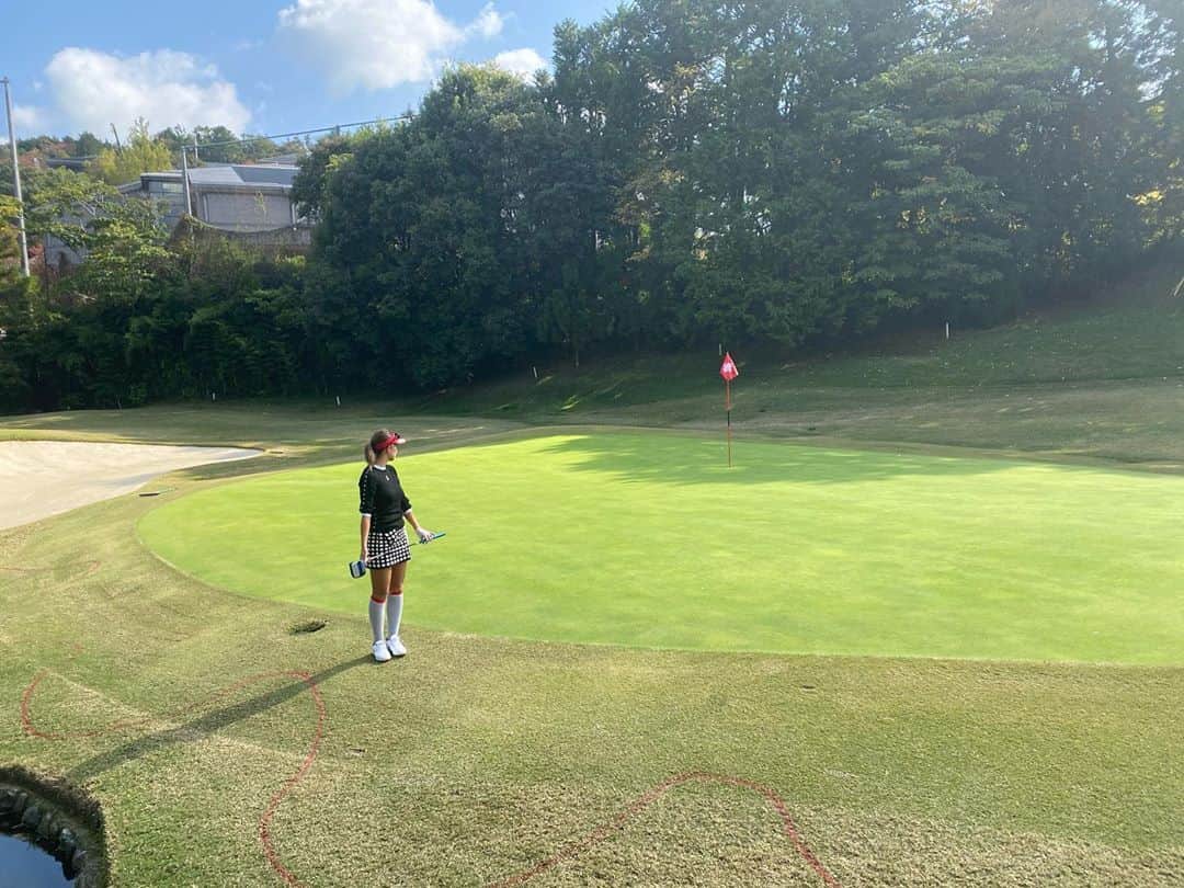 原田怜奈のインスタグラム：「どこのゴルフ場にいると思いますか？😉 当たった方には 私の缶バッチプレゼント🎁❤︎笑 いらないとは 言わないでください😂 . . . . . #ゴルフ場当てクイズ　#女子ゴルフ　#ゴルフ」