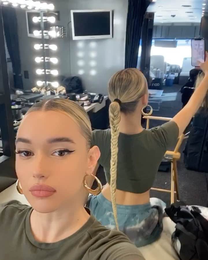 サラ・スナイダーのインスタグラム：「💙」