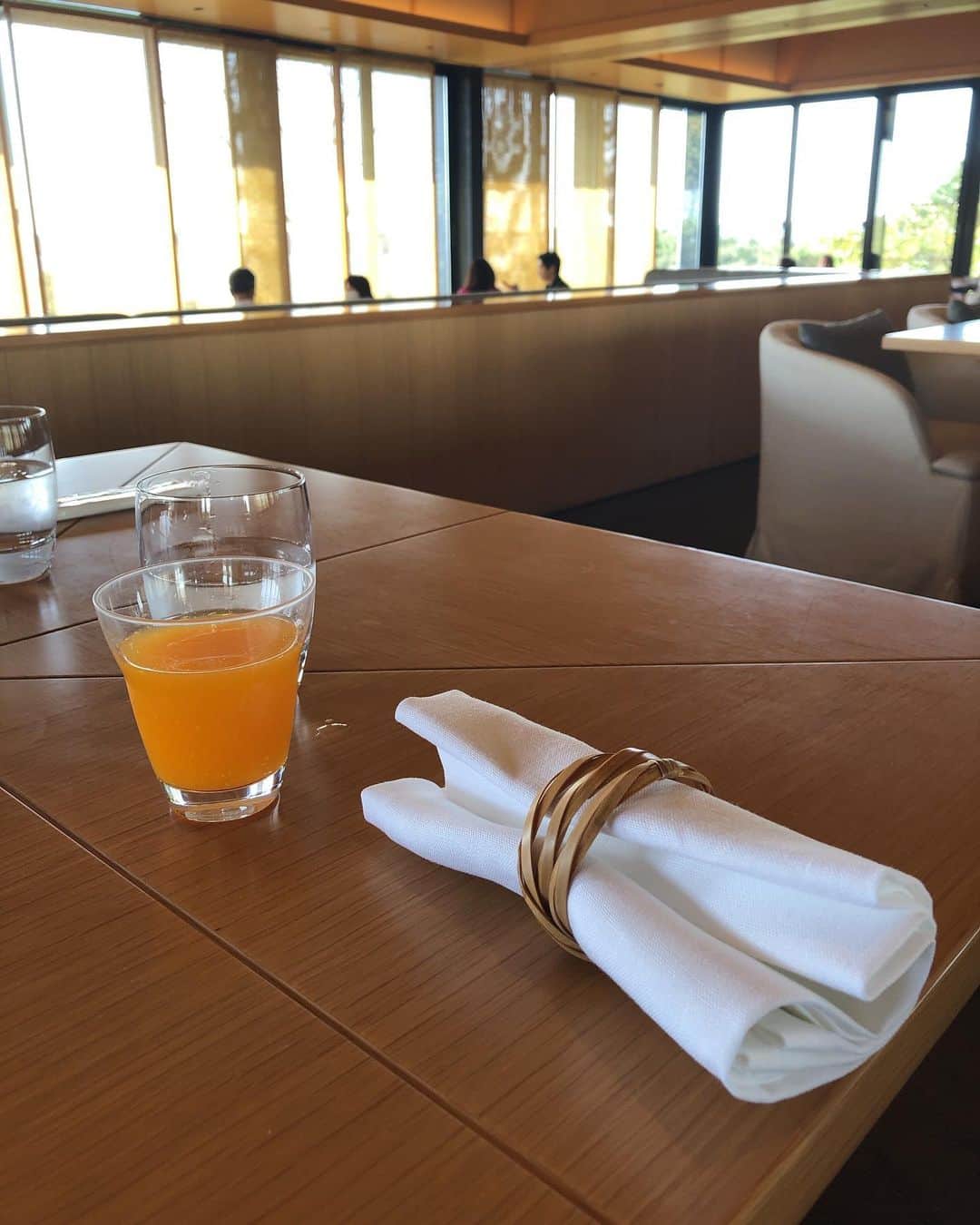 吉原珠央さんのインスタグラム写真 - (吉原珠央Instagram)「朝の始まり♫  旅行中でも、私は普段通りに目が覚めてしまうのですが、朝の時間が長いほど、なんだか嬉しいなぁ。  1人で静かな温泉に浸かり、考え事をする時間が好きです😊  #朝食  #朝時間  #少し仕事」10月29日 11時00分 - tamaoyoshihara