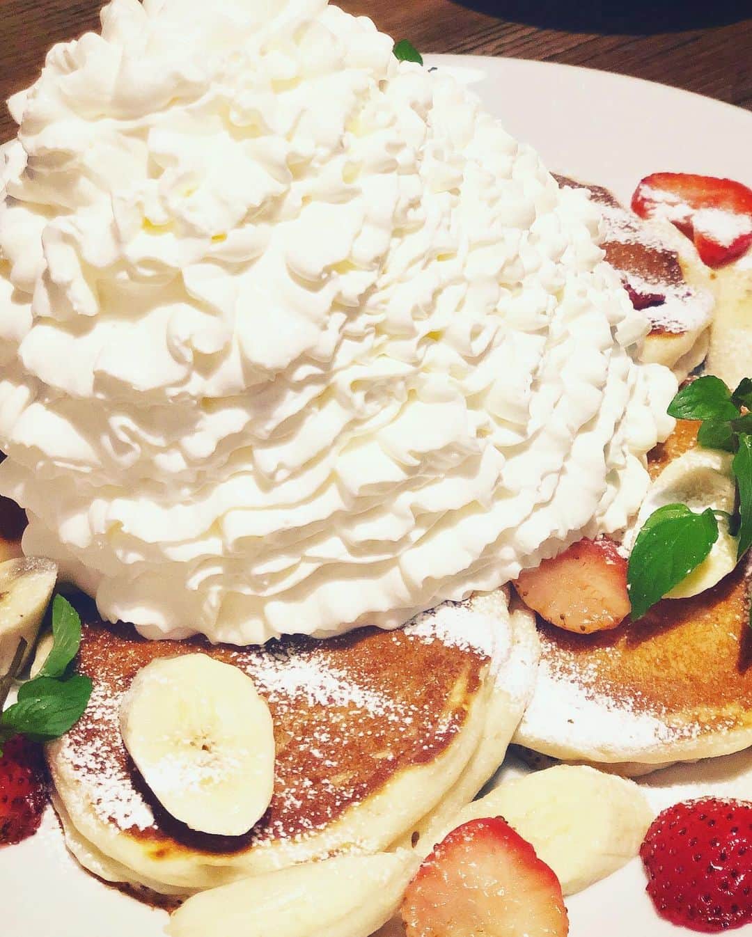 MIHOのインスタグラム：「【幼なじみがキレイに痩せた件】  まさかの これを 食べながら  ダイエットの話がでるとは！とおもいましたが、ホントのようなのでホウレンソウ  16時間断食という話を、先日1年半ぶりに会えた幼なじみに聞いた  待ち合わせのカフェにつくとアレ？  『え？なんかキレイなんですけどー！』と聞くと  『加圧トレーニングが楽しいー！あとは好きなものを食べて夜早めにして16時間たべない、おさゆか、100%ジュースとか固形物はやめてるかな』  やっぱり適度な運動と、食事管理  大事だな、とくにこれから  夜に胃腸を休ませる大切さは知っていたので、それはいいかもしれない！と思いつつぜんぜんとりいれられず  先日の旅行でみんな食べ過ぎて久々百草丸に頼る  ということで  17時に #ヤクルト1000 をのみ、あとは『朝に美味しい雑炊をたべるんだ』と、心に決めてお白湯で21時にはお布団にはいってゴロゴロして寝落ち  朝に #茅乃舎の鷄ダシ としょうが、たまご、ゴマ、青モノの雑炊☺︎  しみる〜〜〜。  意外と睡眠時間をいれればこなせるな！ということで、私は胃腸がよわったらこれにすることにしました☺︎  いい健康法教えてくれてありがとう  美味しいものはちょっとだけがよくなってきたお年頃のアナタにオススメです☺︎  #美容 #ダイエット #健康 #プチ断食 #筋トレ #なんでも適度がいいよね #グウタラ美容 #加圧トレーニングは疾患持ちのため断念した思い出 #パンケーキ #大好き」