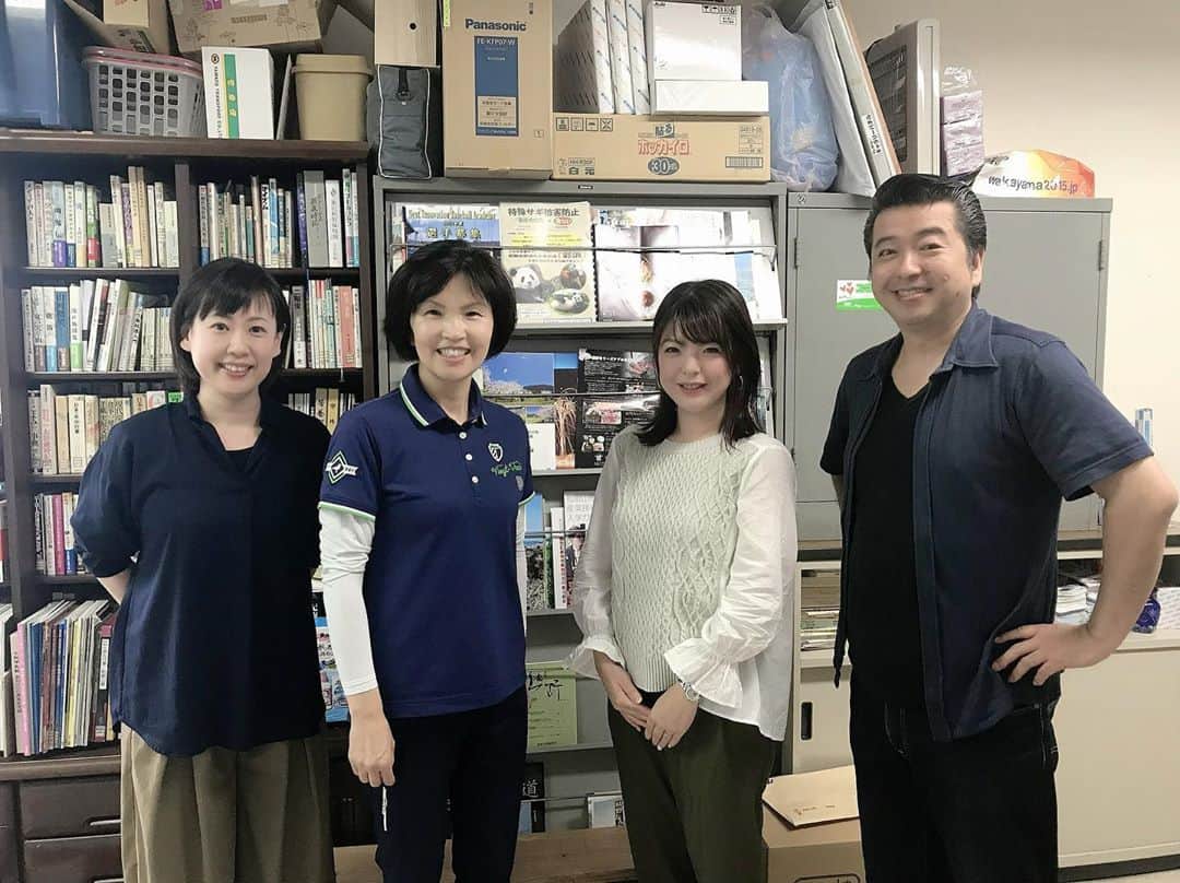 倉窪莉沙のインスタグラム：「* 今月7日、ロケで田辺市を訪れた際田辺支局にもお邪魔してきました😊毎週中継でお話していますが、実際にお会いするのは初めて！アポなしで伺ったのにも関わらず、山下博美さんと中谷まやさんが温かく迎えてくださいました☺️💖松原證さんにはサプライズで「やにこいラジオ昼いちばん」の生放送にもてっちゃんと出演させていただきました📻田辺支局のみなさんにお会いできて嬉しかったです💕💕ありがとうございました🙇‍♂️ . . . #マエオカテツヤの全開木曜日 #DEEPな和歌山探検隊 #マエオカテツヤ さん #てっちゃん #山下博美 さん #松原證 さん #中谷まや さん #wbs #和歌山放送 #田辺支局 #和歌山 #田辺市 #田辺 #radio #ラジオ #アナウンサー #ママ時々アナウンサー #ママウンサー」
