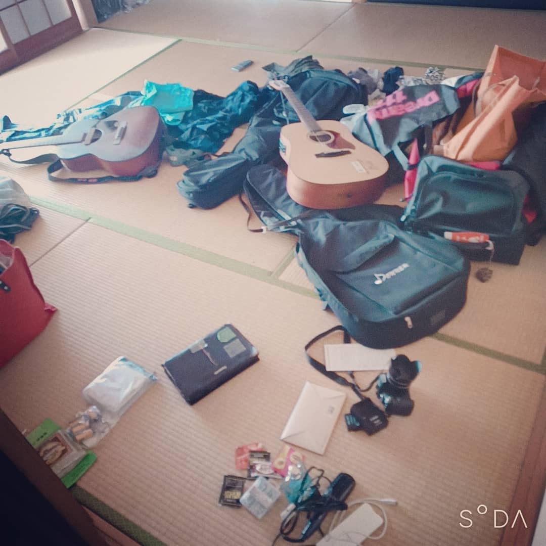 松本隆博のインスタグラム：「。 わーー(￣▽￣;) 空き巣に荒らされたー …と思ったら何もない 日常の風景でした(~_~)  ～人生遊歩道～  夜中3時に帰ってきて、、 やっとこれ今から片付ける 気持ちになってきました。。」